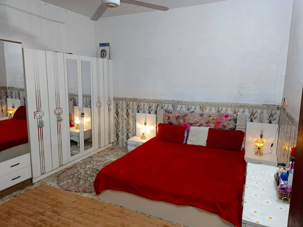 بيت للبيع
الموقع: منطقة الدسيم.المساحة: 100 متر مربع.بناء البيت: بناء طابوك.:غرفة نوم: 4 × 4 م.صالة: 5 × 5 م.استقبال: 4 × 5 م.الحمامات: حمام داخل الصالة + حمام خارجي.الواجهة: 10 × 10 م.المميزات الإضافية: ترك خلفي، سطح كامل "شتايكر"، درج "باية ومراية".الخدمات: كاملة (ماء، مجاري، كهرباء).العنوان بالتفصيل: الدسيم، قبل حسينية شيخ وهاب، مقابل أسواق أبو رضا.رقم الهاتف للاستفسار: ***********
