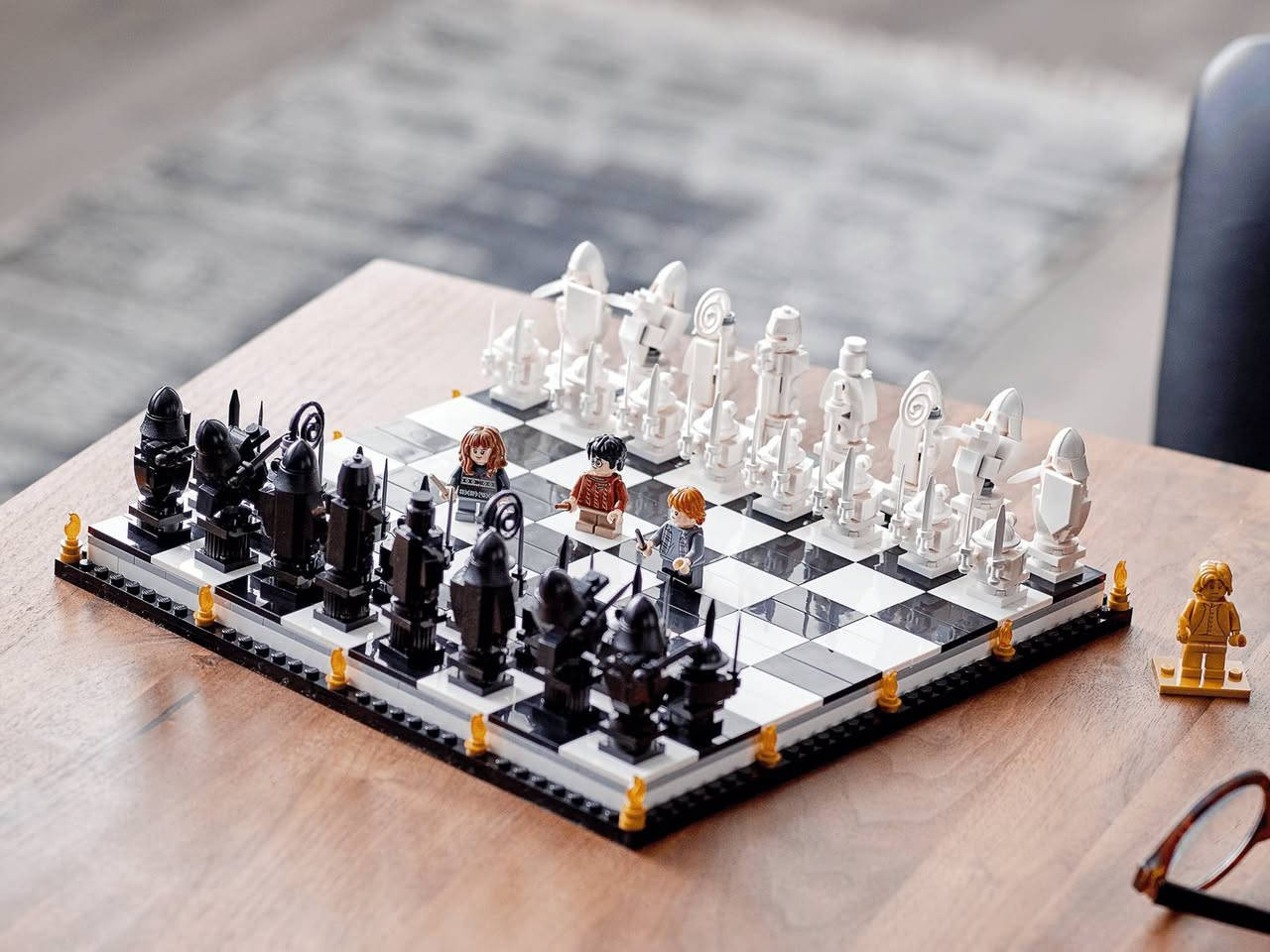 عشاق السحر والذكاء! 🧙‍♂️✨ وصلت اللعبة الأسطورية التي تجمع بين متعة البناء وتحدي العقول! ♟️🔥

​مجموعة شطرنج هاري بوتر متوفرة الآن لتنقلكم مباشرة إلى قلب معركة هوجوورتس السحرية! 🏰 خطط لخطوتك القادمة وعش أجواء الفيلم الحماسية 🎬 واجعلها قطعة ديكور استثنائية في غرفتك.

​✨ ماذا تجد في هذه المجموعة السحرية؟
​876 قطعة من المتعة والتحدي المبهر 🧩💪
​مجسمات هاري، رون، وهيرميون المفضلة لديك 🧑‍قبعة ⚡
​مجسم ذهبي حصري ونادر للبروفيسور سناب بمناسبة الذكرى الـ20 لـ LEGO Harry Potter 🌟🤩
​رقعة شطرنج فخمة ومتقنة بأبعاد مميزة تبلغ 27×27 سم 📐✨

​عش التجربة بنفسك أو قدمها كهدية مثالية لا تُنسى لأي عاشق لعالم السحر 🎁🔮

للطلب والاستفسار التواصل عبر الرسائل الخاصة 📩


**إذا كنت صاحب هذا الإعلان وتريد حذفه لأي سبب، رجاءا أرسل رسالة إلى الدعم الفني**