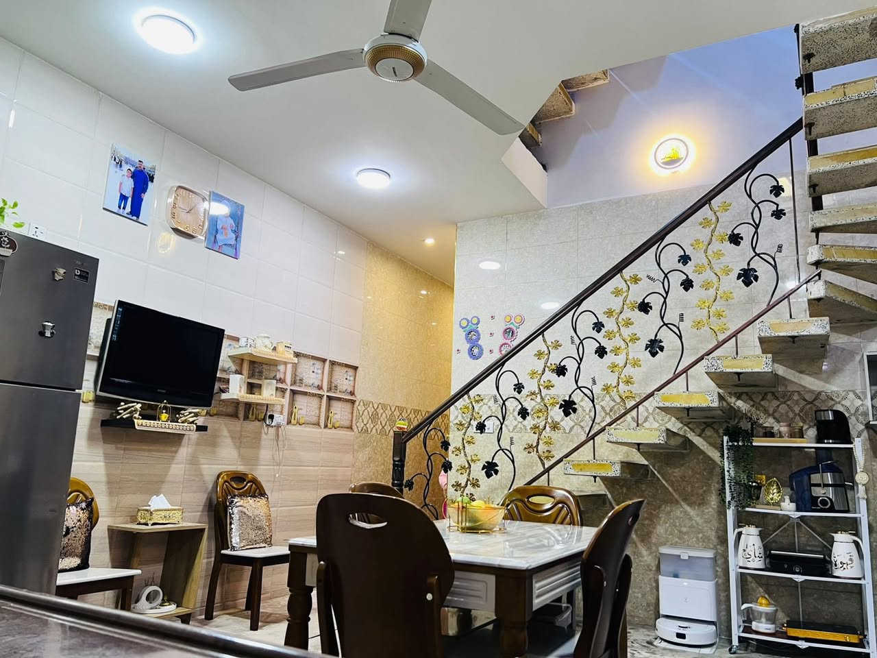 ١٠٠ متر للبيـع ٥ الوجه ونزال ٢٠
بناء ٢٠١٧ بناء درجة اولى 

ط١: استقبال ومطبخ وغرفه نوم وصاله وخدمات مدخلين

ط٢ : غرفتين نوم مع خدمات وصاله 

العنوان 📍 الطاقة فرع مطعم ساندريلا 

للاستفسار *********** 

مكتب ابراهيم السراجي للعقار
