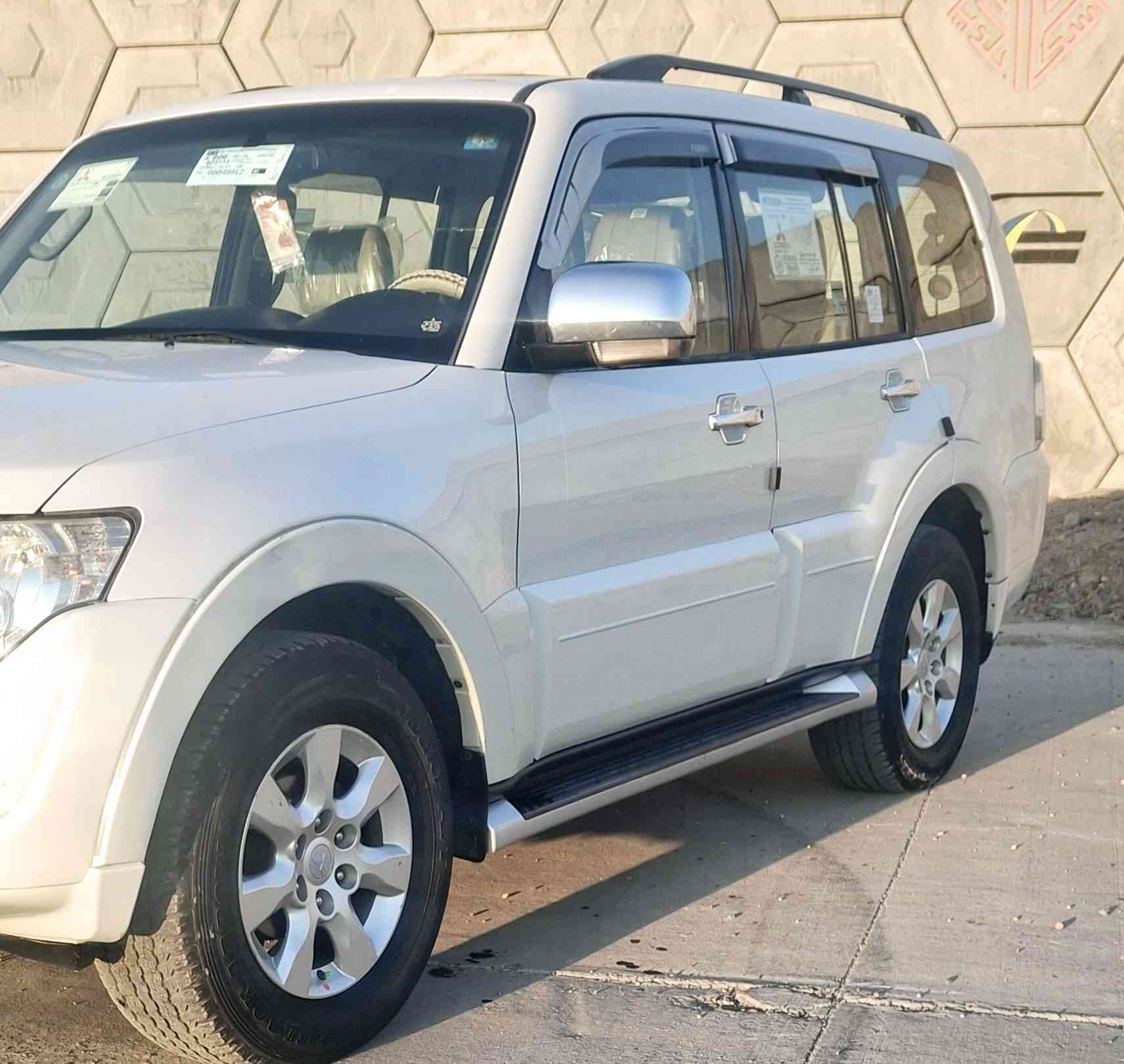 السلام عليكم باجيرو حبتور ٢٠١٤ وارد خليجي مكفوله كفاله عامه حتى الابلاستك بدون صبغ بدون تبديل بدون حادث مكينه ٣٥٠٠ المرغوبه فول مواصفات فتحه سقف  كراسي جلد كهرباء دمام خلفي داخل عسلي صاج سبعه راكب ثلاث قطع تبريد حساس خلفي ثلاجه بالفرس شاشه كامره خلفيه مرايات شفط اشاره وترحيب تحكم استيرن ثلاث جهات زراكات لايت تخم تاير ياباني كير مكينه شرط مامفتوحات صدر أمامي وخلفي نضيف السياره نايمه كلش تبريد شغال السعر (    ١٦٥   ) بيهه مجال الاتصال  *********** مكان بغداد
