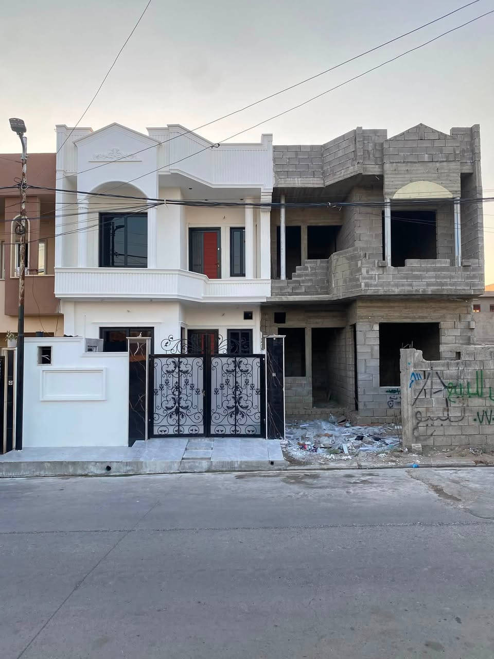 🏡🔥 بيع مستعجل جداً – داران توأم للبيع 🔥🏡

📍 الموقع: الملايين الثانية، قرب جامع لله ما في السماوات وما في الأرض.

📄 صنف العقار: سند زراعي (25 حق التصرف) مع وصل بلدية.

📐 المساحة: 120 م² لكل دار.
📏 الواجهة: 6 أمتار لكل دار.

🏠 مواصفات كل دار:

* طابقان.
* كراج.
* غرفة استقبال.
* هول.
* مطبخ.
* غرفة نوم في الطابق الأرضي.
* مجاميع صحية.

🔹 الطابق الثاني:

* 3 غرف نوم.
* غرفة ماستر (سويت).
* هول.
* مجاميع صحية.

✅ الداران بنفس المواصفات والتصميم.

📞 للاستفسار:

* الاتصال أو واتساب:
    ***********
    ***********

⏳ بيع مستعجل… الجادون فقط.
