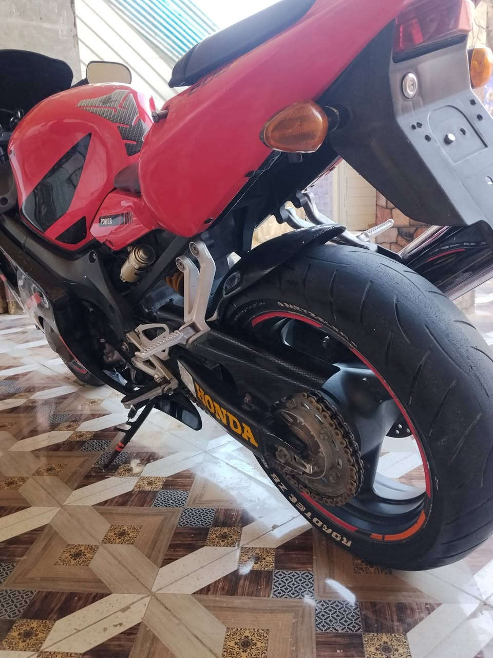 السلام عليكم شباب 
دراجه بطح افوراي 
محركه 600cc
محرك كير ضفيره عقل ع بلاد مملعوب بيهن 
كشرها كدام عينكم بيه ملاحضات كشر 90 ب ميه 
دراجه ماشيه 45 وارد امريكي 
حماوه 105 نكره سلف 
مكاني بابل حله تجي من باب بيت تأخذها 
متواجد خاص *********** 
سعرها 25 بيها مجال قليل
