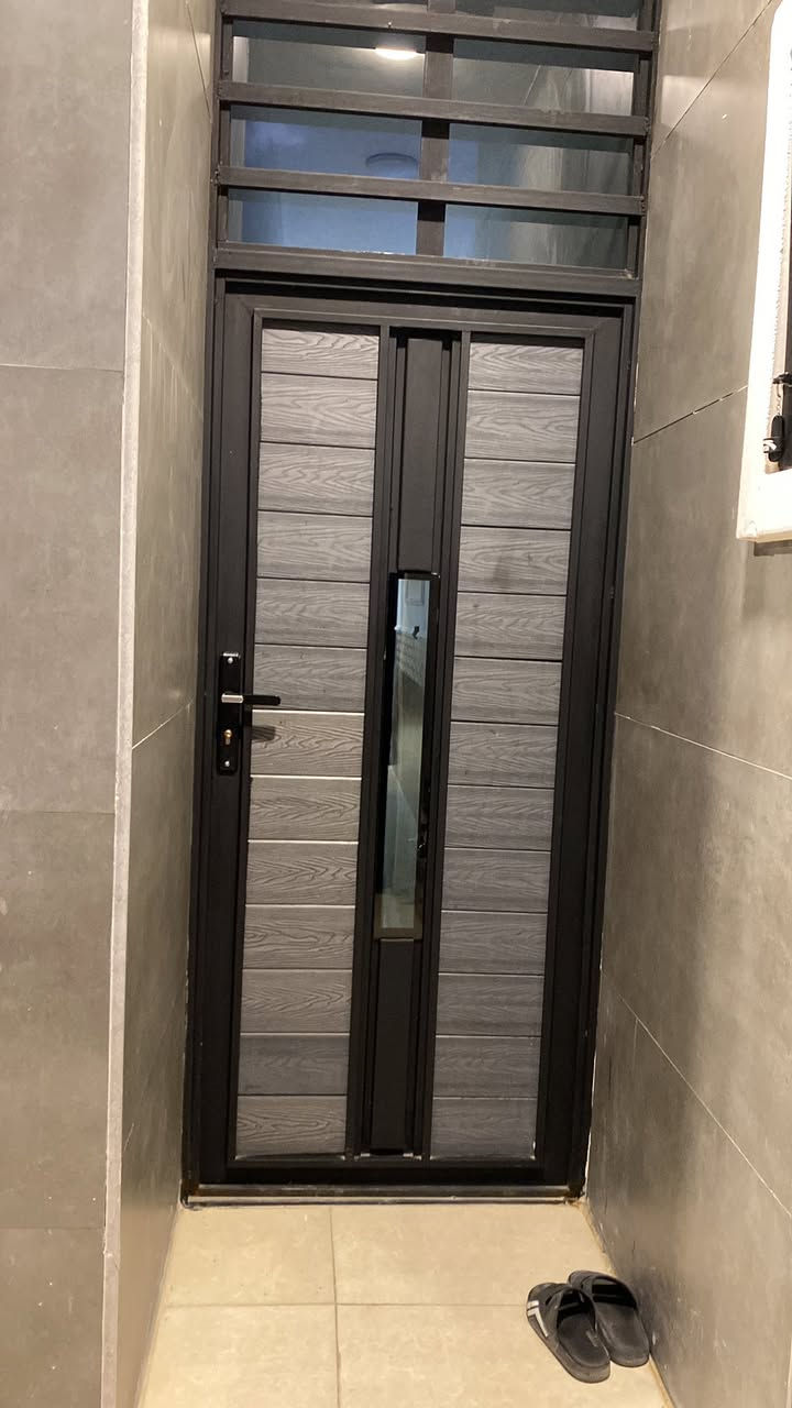 السلام عليكم من رخصة الادمن بيت  100 متر 5*20  زراعي بيت بنية قرار محكمة سند 25 البيت فول مواصفات يحتوي علئ 4غرف نوم الطابق الثاني نضام سويتات البيت شغل درجة اولئ للاستفسار ***********
