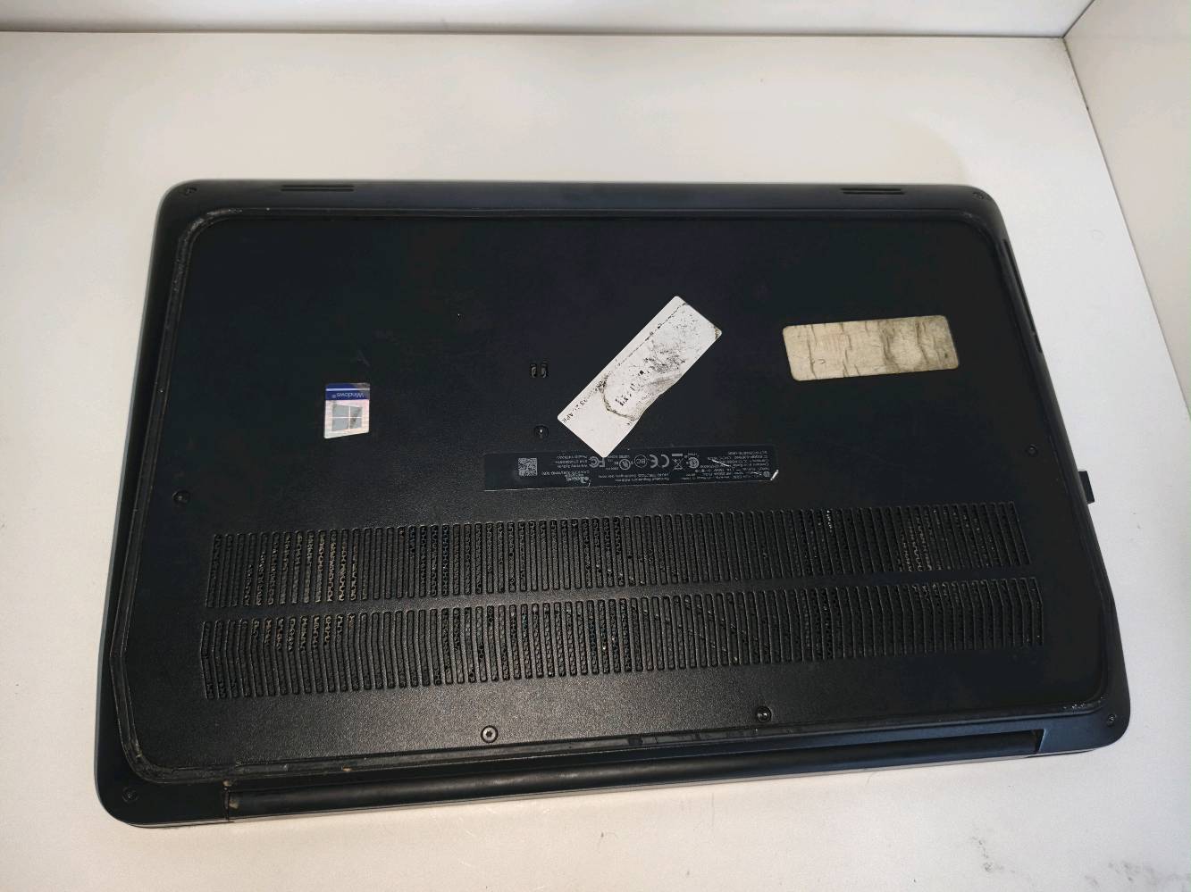 ​⚡️ للأداء القوي والعمل الشاق.. متوفر لدينا HP ZBook 15 G4 ⚡️
​تبحث عن لابتوب يجمع بين القوة، المتانة، والأداء الاحترافي؟
نقدم لكم الجهاز المثالي للمهندسين، المصممين، ولكل من يحتاج جهاز "اعتمادية" في العمل اليومي.
​المواصفات التقنية:
🔹 المعالج: Intel Core i7-7700HQ (أداء فائق السرعة).
🔹 الرام: 8GB (قابل للزيادة لتطوير الأداء).
🔹 نظام التشغيل: Windows 10 Pro أصلي.
🔹 التصميم: سلسلة ZBook المعروفة بهيكل خارجي مقاوم للصدمات وجودة تصنيع عالية.
🔹 الصوتيات: نظام صوتي احترافي من Bang & Olufsen.
ذاكره ٥١٢ ssb 
​✅ الحالة: الجهاز بحالة ممتازة وجاهز للعمل المباشر.
✅ الاستخدام: مثالي لتشغيل البرامج الهندسية، التصميم الجرافيكي، وإدارة الأعمال.
​📍 متوفر الآن في بغداد البلديات 
💰 السعر: [350 الف ]
📞 للاستفسار والحجز: [***********]