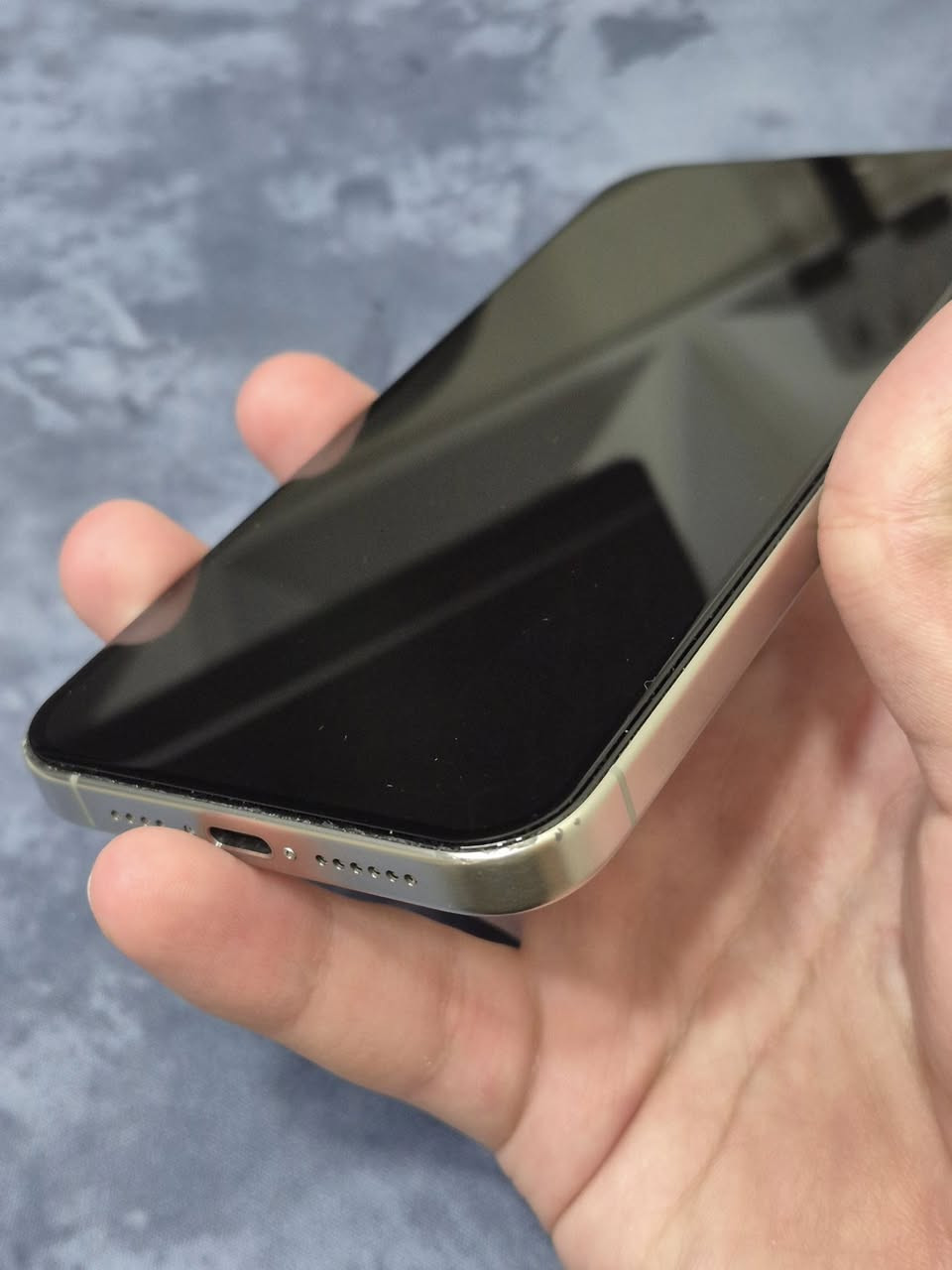 السلام عليكم 15 برو ماكس ذاكرة 256GB بطارية 87%  السعر 875 الف وبي مجال حك الجية مبدل بي فقط الكلاس الطبقة الخارجية الي تحمي الشاشة يعني ممأثر على الشاشة الاصلية غير هذه الجهاز مكفول وبي شخوط بسيطة من اثر الوكعة الجهاز مكفول مع كامل الملحقات الكارتونة والواير فقط مراوس بايباد M4  اذا عندك مكاني بغداد العامرية ***********
