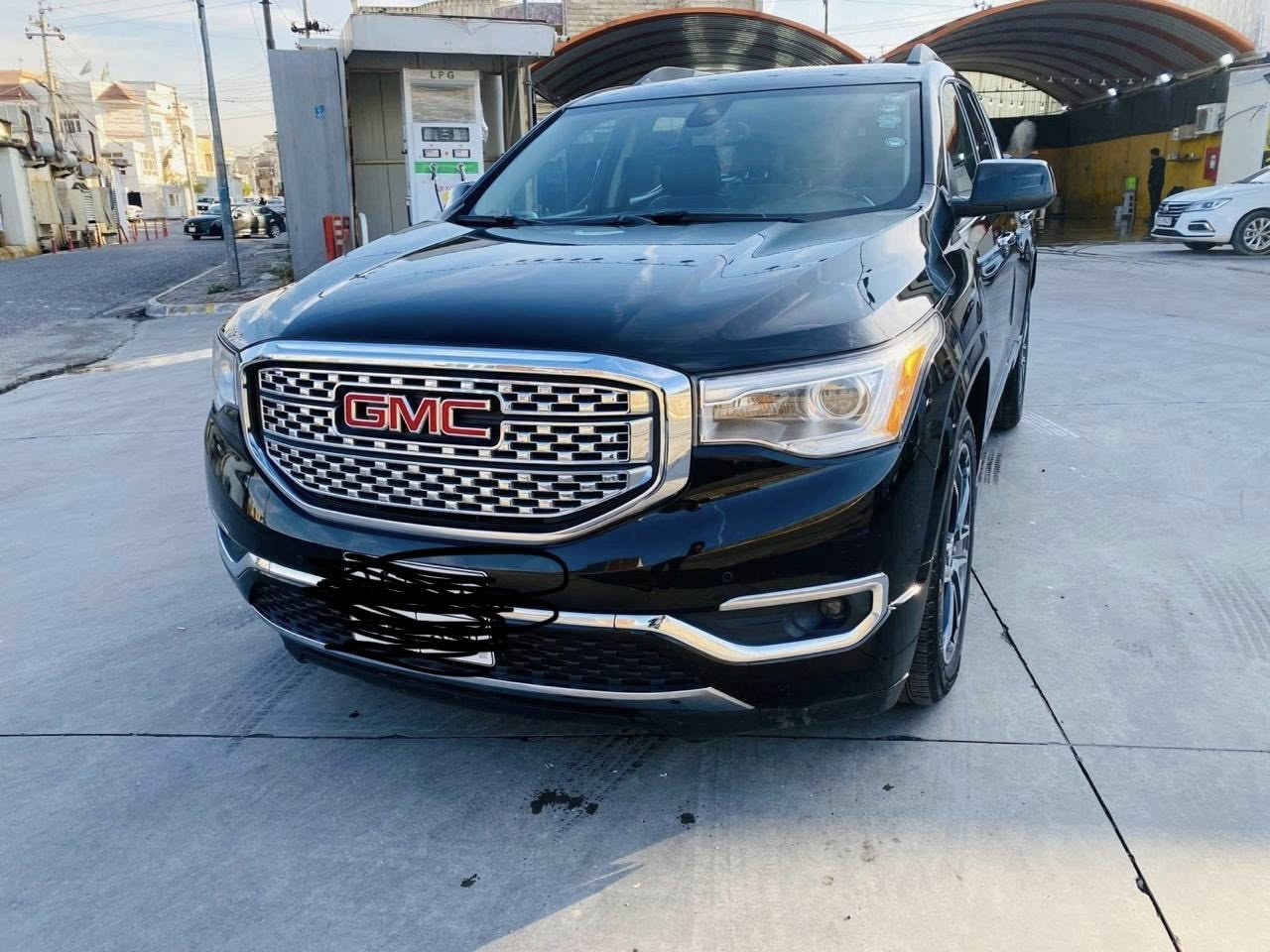 السلام عليكم للبيع بدون مراوس ❗️
GMC اكاديا 2018 مواصفات دينالي اعلى فئة 
ممشة 175 الف كيلو 
الصبغ شبر في الباب الخلفي تحت الرقم 
مواصفات دينالي فول 
محرك 6 سلندر 3.6 
فور ويل 
كشنات كهرب تبريد و تدفئة لكشن السايق و الراكب 
7 راكب و كشنات جلد لون اسود 
تشغيل بصمة 
السيارة حيل نظيفة و مصروف عليها
وارد أمريكي 
رادار امامي و خلفي 
نقط عمياء
حساسات امامية و خلفية
تحديد مسار و كروز كونترول
أنظمة قيادة: snow , sport , tow/haul
فتحة سقف بانوراما
شاشة تدعم ال apple CarPlay و android auto 
كامرات 360 درجة 
ذاكرة حفظ للكشنات و المرايات 
باب صندوق كهرب 
مرايات كهرب
نظام توفير وقود start/stop
نظام صوتي Bose 
السعر 180 و بيها مجال 
التواصل خاص او هذا الرقم و بيه واتساب ***********
