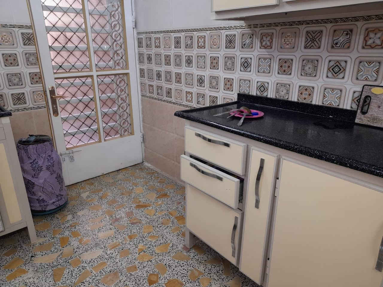 دار للبيع مساحته ٢٠٠ م  ١٠ في ٢٠ مسلح كلاسك حي الجهاد شارع الإطفاء السنتر شارع عرضه ٢٠ رصيف عريض قرب السنتر باسمي مباشر سند مستقل ويعتبر تجاري  ***********  واتساب موجود
