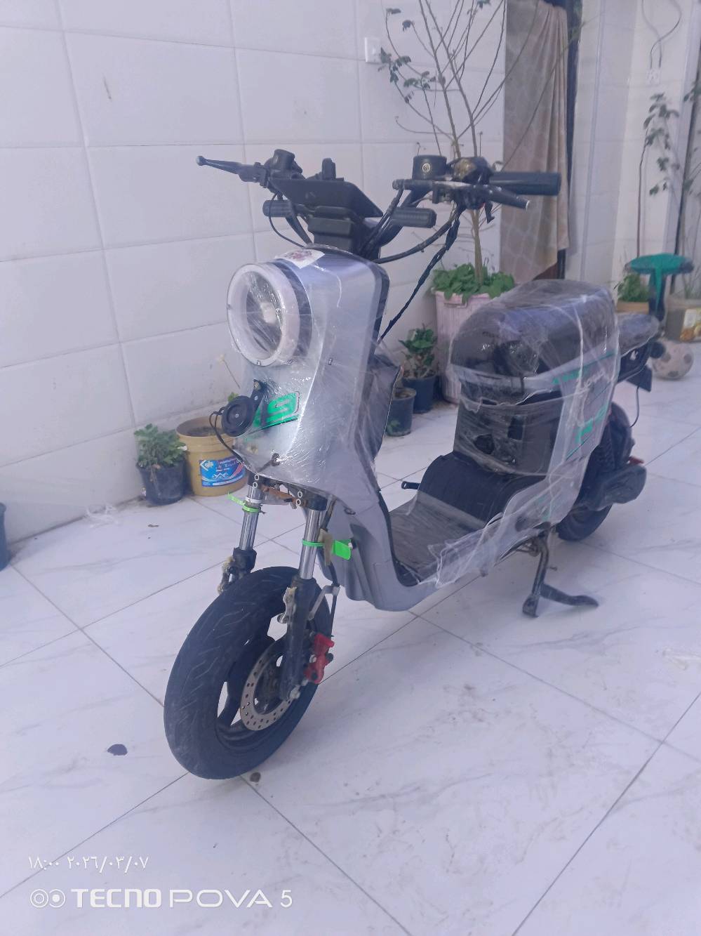 بغداد مدينه الصدر 
موديل 2026
10 كيلوت 
ماشيه الدراجه نضيفه وجديده كلشي مابيهة نوع R9  كهرباء كلهة شغاله هورن شغال دبل امامي خلفي شغال كهرباء كلهة شغاله هورن شغال الدراجه نضيفه وجديده كلشي مابيهة وما بيهة نقص اشاير يمنه ويسره سرعتها 77 بطاريات جدد 

