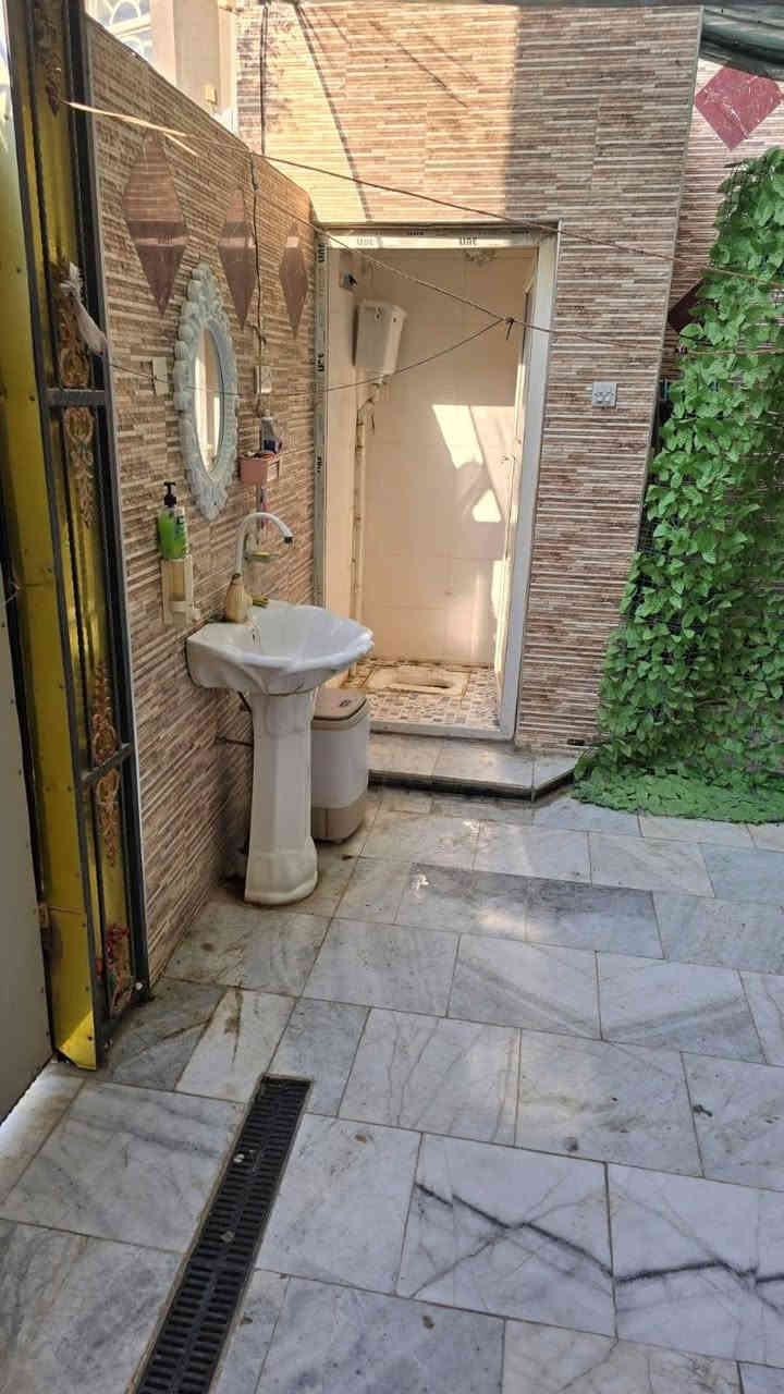 للبيع  
بسعر مناسب
بيت مساحه ١١٧م ركن على ساحه

البناء حديث كونكريت مسلح

سعر ٢١٥ بيه مجال قليل

يقع في حي العسكري

قرب مدارس عمار ابن ياسر ومدرسة واحد حزيران

يحتوي طابق الأول على غرفه وصاله ومطبخ وصحيات داخليه وخارجيه واستقبال

طابق ثاني ٣ غرف وصاله وصحيات
للأستفسار ***********
