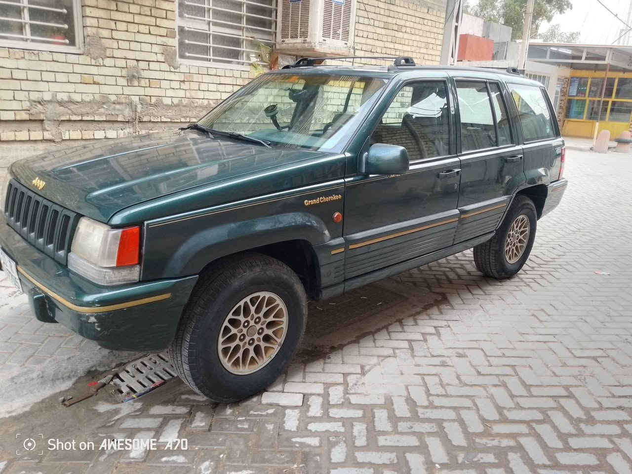 السلام عليكم
جيب شيروكي موديل 1993 
سيارة لا ضربة و لا صبغ بلادية
مكينة بلادية مالتها 6 سلندر 
كير بلادي + مكينة لا تبخير و لا تنقيص 

حدادية و صدر جديدة + تخم تاير.. تبريد تدفئة شغال 
كهربائيات كلها شغالة .... سيارة جاهزة كل نقص ما بيها 

تحويل فوري هزه و رقم انكليزي جديد
السعر 58 ورقة 

العنوان: بغداد . مدينة الصدر قطاع 4 
الهاتف : ***********
