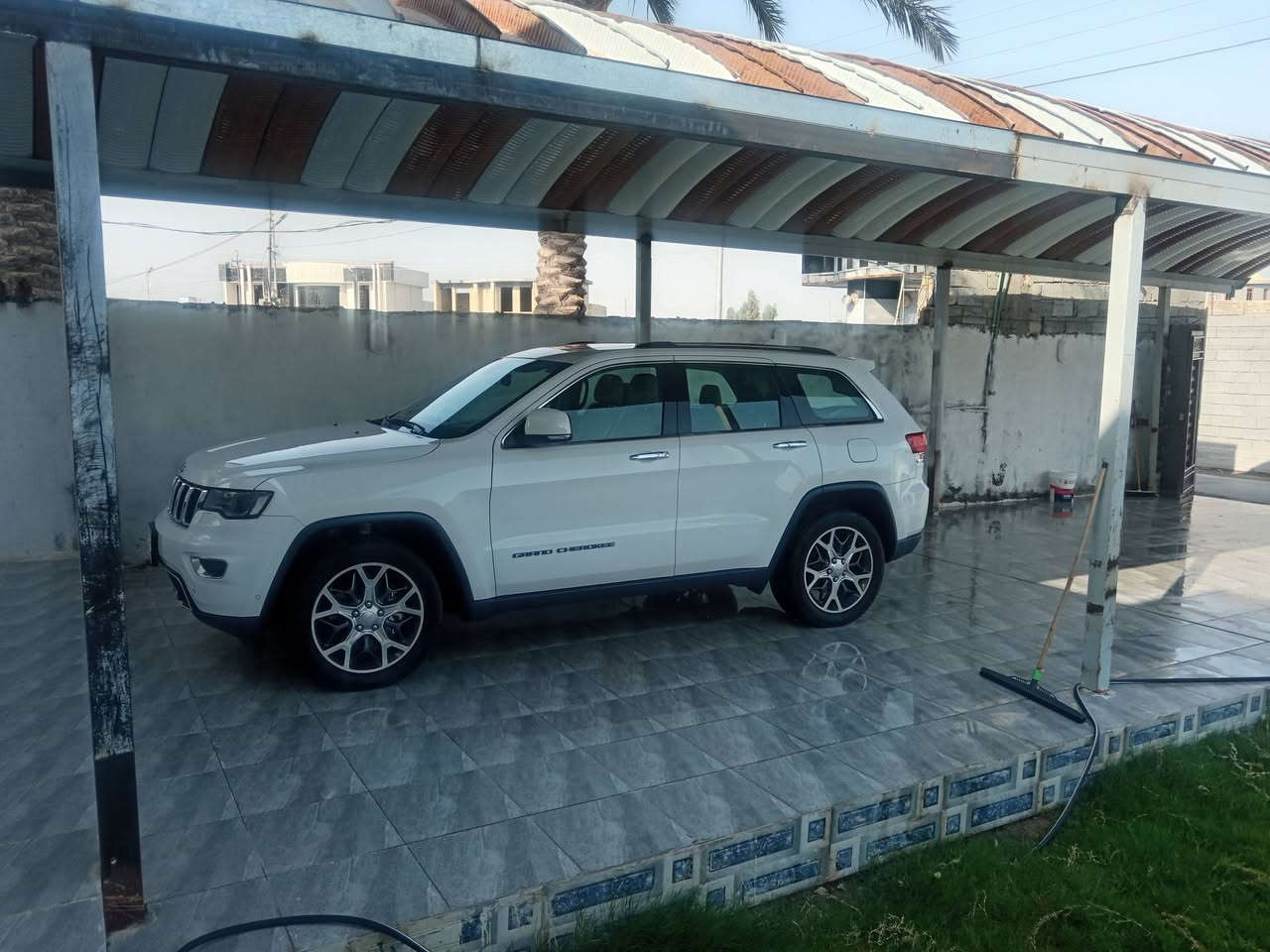 🔥للبيع – جيب كراند شيروكي خليجي (لمتد ابلاص)كامل مواصفات
الانبار الكرمه 
✨ موديل: 2019 خليجي
✨ فئة: Limited (لمتدد بلص)
✨ بدون أي حادث
✨ رقم بغداد
ماشيه 66
💎 المواصفات الكاملة:
✔️ محرك 6 سلندر 3600
✔️ دبل (دفع رباعي)
✔️ فتحة سقف بانوراما
✔️ جلد فاخر وكالة
✔️ شاشة كبيرة 3 + نظام ملاحة
✔️ كاميرا خلفية + حساسات أمامي وخلفي توقف ذاتي
✔️ تشغيل بصمة (دخول وتشغيل بدون مفتاح)
✔️ ريموت ستارت (تشغيل عن بعد)
✔️ مقاعد كهرباء + تسخين مقاعد
✔️ مثبت سرعة
✔️ تخم تاير جديد
✔️ إنارة LED نهارية
✔️ نظام ثبات إلكتروني
🚗 السيارة استخدام شخصي، نظافة عالية جداً، فحص كامل.
🔥 ما تحتاج صرف نهائياً – عليها ادامه كامله.
💰 السعر 280
📞 ***********
