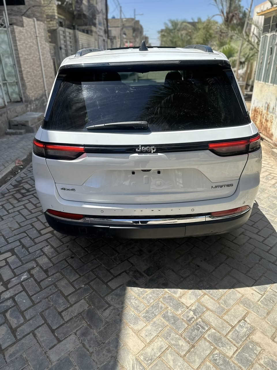 � للبيع Jeep Grand Cherokee 2023 ليمتد (LIMITED)

* 🔹 الموديل: 2023
* 🔹 اللون: أبيض
* 🔹 الحالة: حادث غرق 
* 🔹 التشغيل: شغالة بحالة جديدة
* 🔹 الدفع: 4×4
* 🔹 المحرك: 6 سلندر 3.6 لتر (حوالي 293 حصان)  
* 🔹 قير: أوتوماتيك 8 سرعات  
* 🔹 شاشة + نظام ملاحة + Apple CarPlay
* 🔹 كاميرات + حساسات أمامي وخلفي
* 🔹 فتحة سقف بانوراما
* 🔹 تبريد وتدفئة مقاعد
* 🔹 تحكم سكان + مثبت سرعة
* 🔹 نظام أمان (نقطة عمياء + مسار + تنبيه)  
📍 الموقع: بغداد
للستفسار… ***********
