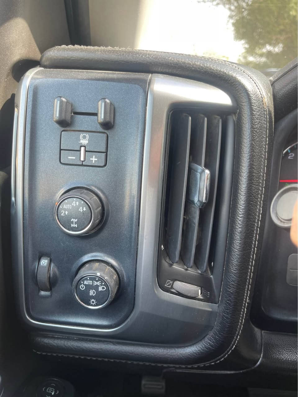 بسم الله الرحمن الرحيم 
السلام عليكم 
للبيع او مراوس 
السعر 158 بيهه مجال بسيط
سلفرادو 2014 بدي طويل وارد امريكي حادثهه بنيد وبالعراق بيهه قطع بسيطه صبغ 
رقم بغداد الجديد 
سنويه وهزه جديده 
محرك 5300 
كير تعليك 
عليهه ترفيعه فقط تعديل مستوى السياره يعني مملعوب بالصدر 
تخم تاير حجري جديد 
فول مواصفات ltz (z71) 
تشغيل عن بعد 
حساس امامي خلفي 
خزن ميموري كشن 
كشن كهرباء + تدفئه + جلد 
شاشه كبيره 
وبعد هواي انظمه ومواصفات 

4x4
ماشيه 150mi

مكان السياره بغداد حي العامل 
***********
 واتس اب *********** بغداد, العراق
