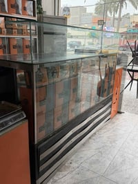 فاترينات ٩ • حالة جيدة جدا • شلعة