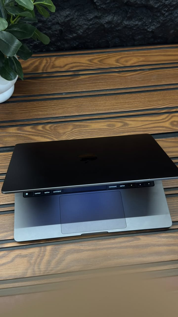 للبيع وحش الإنتاجية: MacBook Pro M3 Pro (18GB RAM / 512GB) - أداء احترافي
:
السلام عليكم،
للبيع لابتوب MacBook Pro الأصلي، معالج M3 Pro الخارق، المخصص للمصممين، المبرمجين، ومحرري الفيديو. الجهاز غني عن التعريف من ناحية السرعة والتحمل.
المواصفات العالية:
 المعالج: Apple M3 Pro (أداء جبار مع الرندرة والمهام الثقيلة).
 الذاكرة (RAM): 18 جيجابايت (تنسى شيء اسمه تعليق أو بطء).
 التخزين (SSD): 512 جيجابايت فائق السرعة.
الحالة الفنية والملحقات:
 النظافة الداخلية: الجهاز أخو الجديد، أداء 100%، الشاشة والبطارية واللوحة بحالة ممتازة جداً ولم يخضع لأي صيانة نهائياً.
 الملحقات: يأتي مع الشاحن الأصلي فقط (بدون الكرتونة).
 الملاحظة الجمالية: توجد آثار خفيفة لمكان ملصقات (ستيكرات) على ظهر اللابتوب، يمكن إخفاؤها بسهولة بملصق جديد أو كفر، وتم مراعاة هذا الشيء في السعر .
السعر: [ 2,100,000]


**إذا كنت صاحب هذا الإعلان وتريد حذفه لأي سبب، رجاءا أرسل رسالة إلى الدعم الفني**