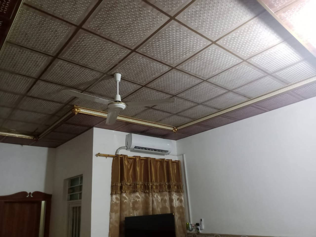 بيت ١٩٠ متر في حي الحسين عليه السلام خلف كراج البلدية للبيع بناء حديث صب مسلح غرفتين مع صالة كبيرة ومطبخ واستقبال البيت سيراميك بالكامل وسقوف ثانوية خسف بسعر مناسب تفاصيل اكثر *********** متوفر واتساب
