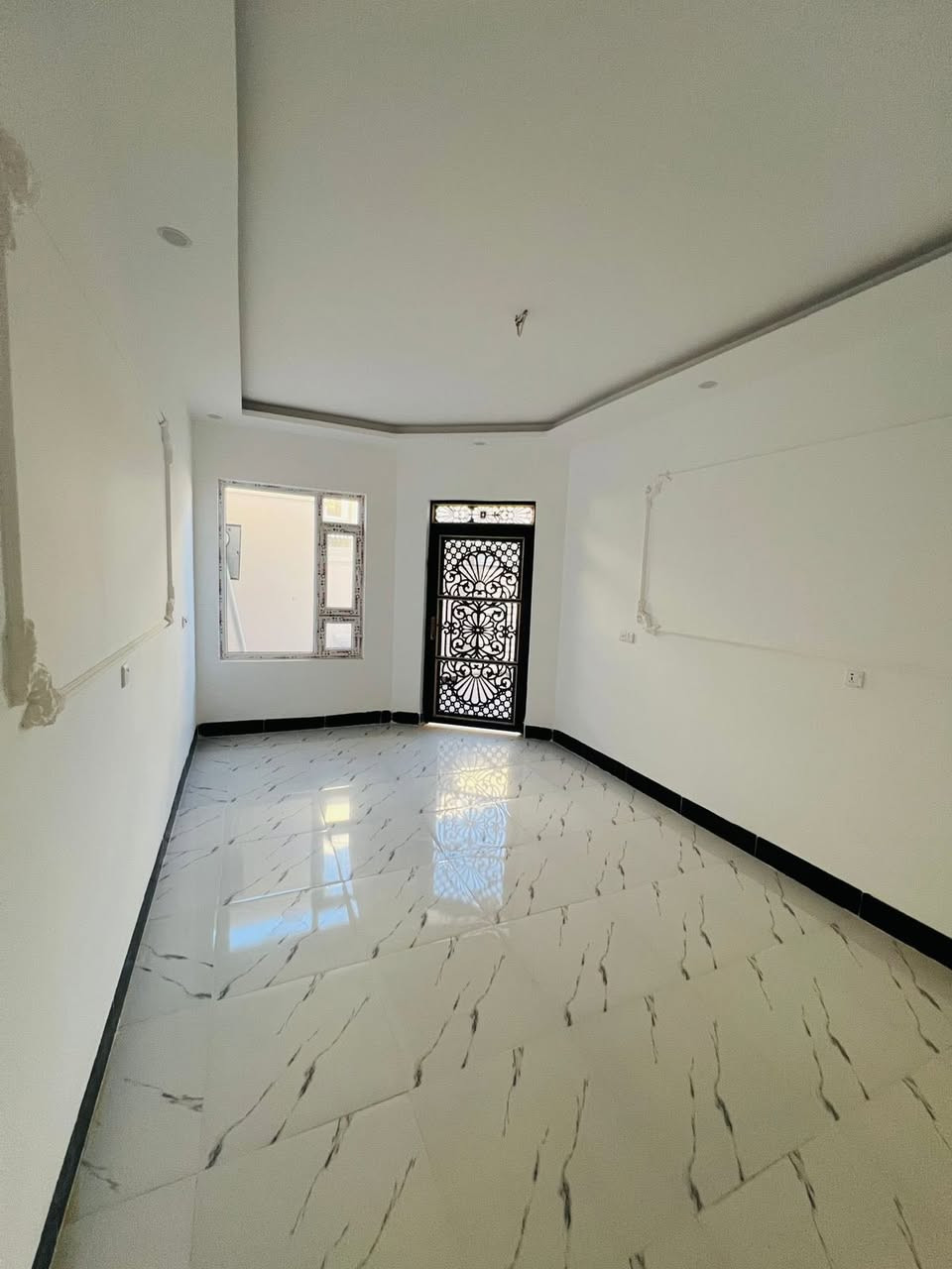 دار للبيع القادسيه حي الشهداء
مساحه الدار 146 متر /الواجه 7.20 والنزال 20 متر 

الدار ع شارع 12 متر وقريب جدا من مدرسة المستنصريه موقعه جدا مميز 

 يتكون الدار مطبخ و 4 غرف نوم واستقبال وصاله وسطيه 3  مجامع صحيه 

نضام الصحيات دفن شغل درجه اولى
گراج واسع وخارطه مرتبه 

للاستفسار الاتصال ع الرقم 

***********
