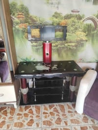 ميز تلفزيون السعر ٣٥ ألف ٠٧٧١٢٧٧٤٧٠٦