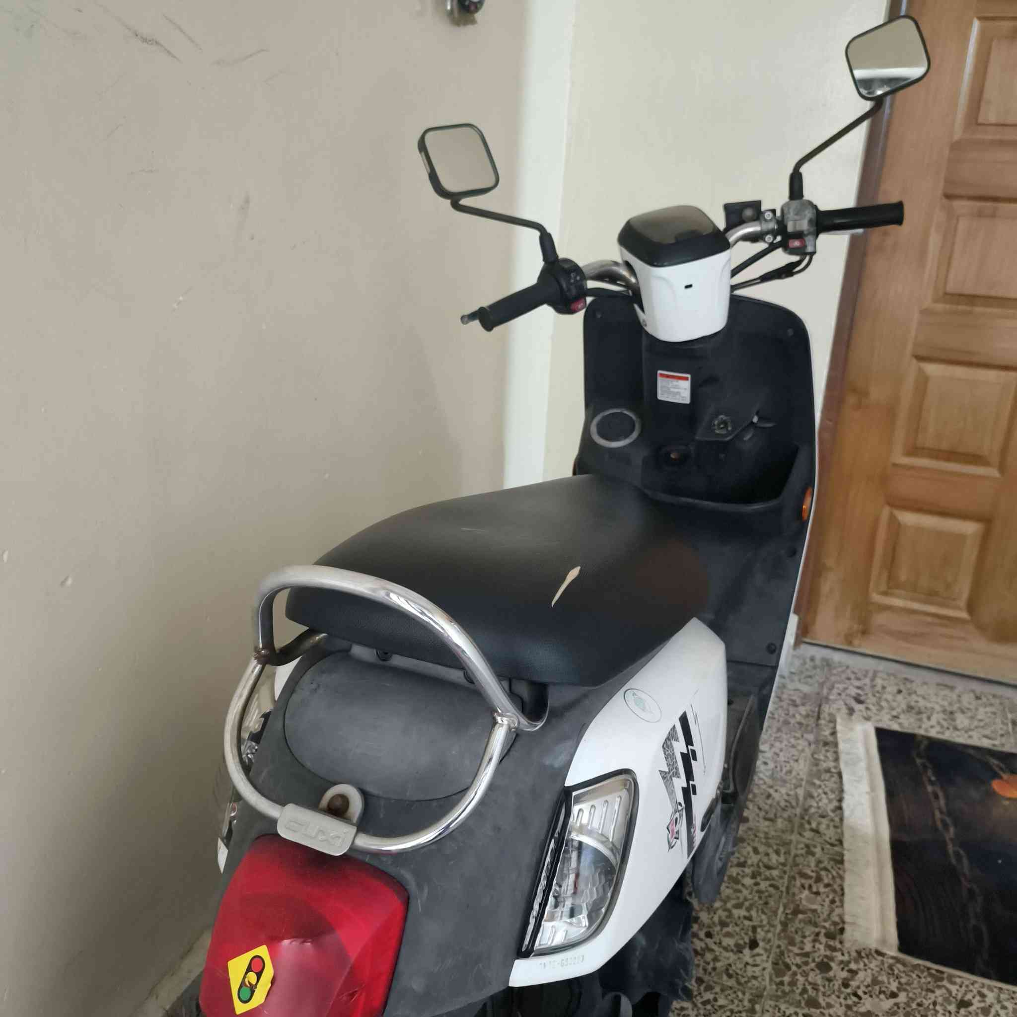 السلام عليكم دراجه بوليس لون أبيض جديده اشتريته قبل أربع أيام فول موصفات جديده رمبه 
السعر بلخاص
الرقم ***********
