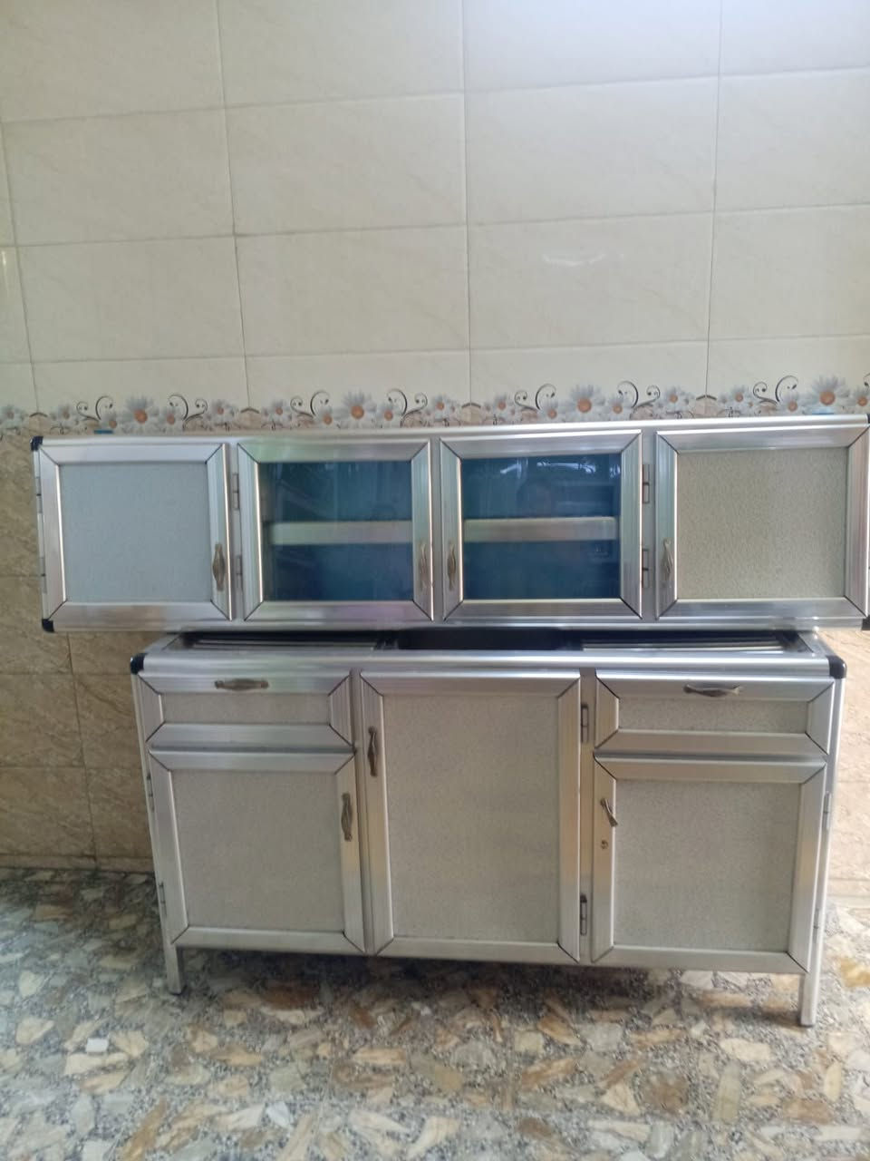 السلام عليكم اغراض بيت للبيع نظافه 100/100غساله الحافظ 15كيلؤ كاونتر قطعتين سنك الامنيؤم ثلاجه هيتاشي حجم 20طباخ اربع عيؤن صؤبات زيتيه عدد 2وصؤبه نفطيه كاونتر قطعه سنك مرمرمكان بغداد مدينة الصدر الإتصال عل رقم***********
