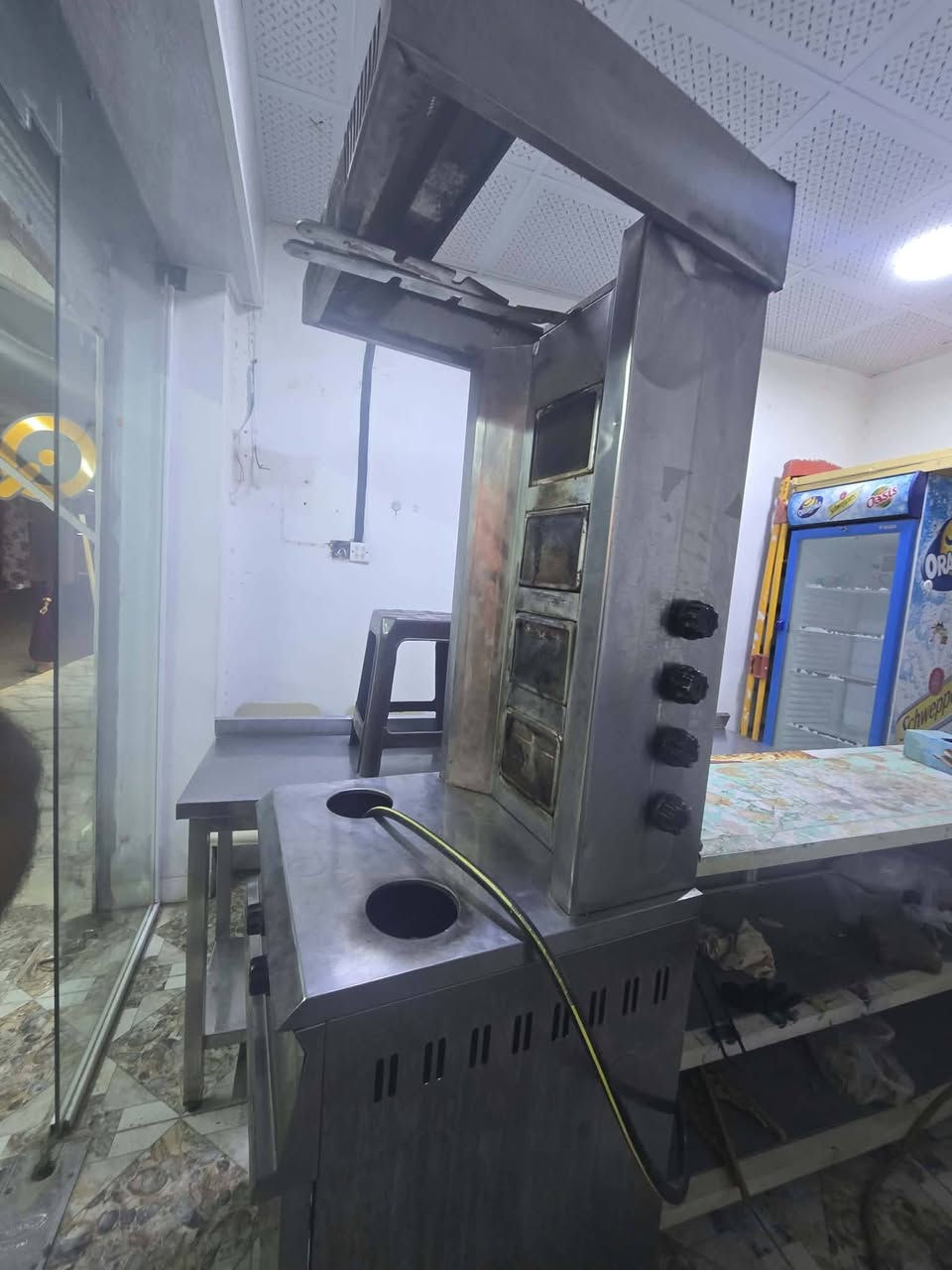 غراض محل لفات للبيع (عارضه +عجانه+ميز+شوايه كص+طباخ بركر ٣ عيون)السعر تواصل واتساب او فيس***********
