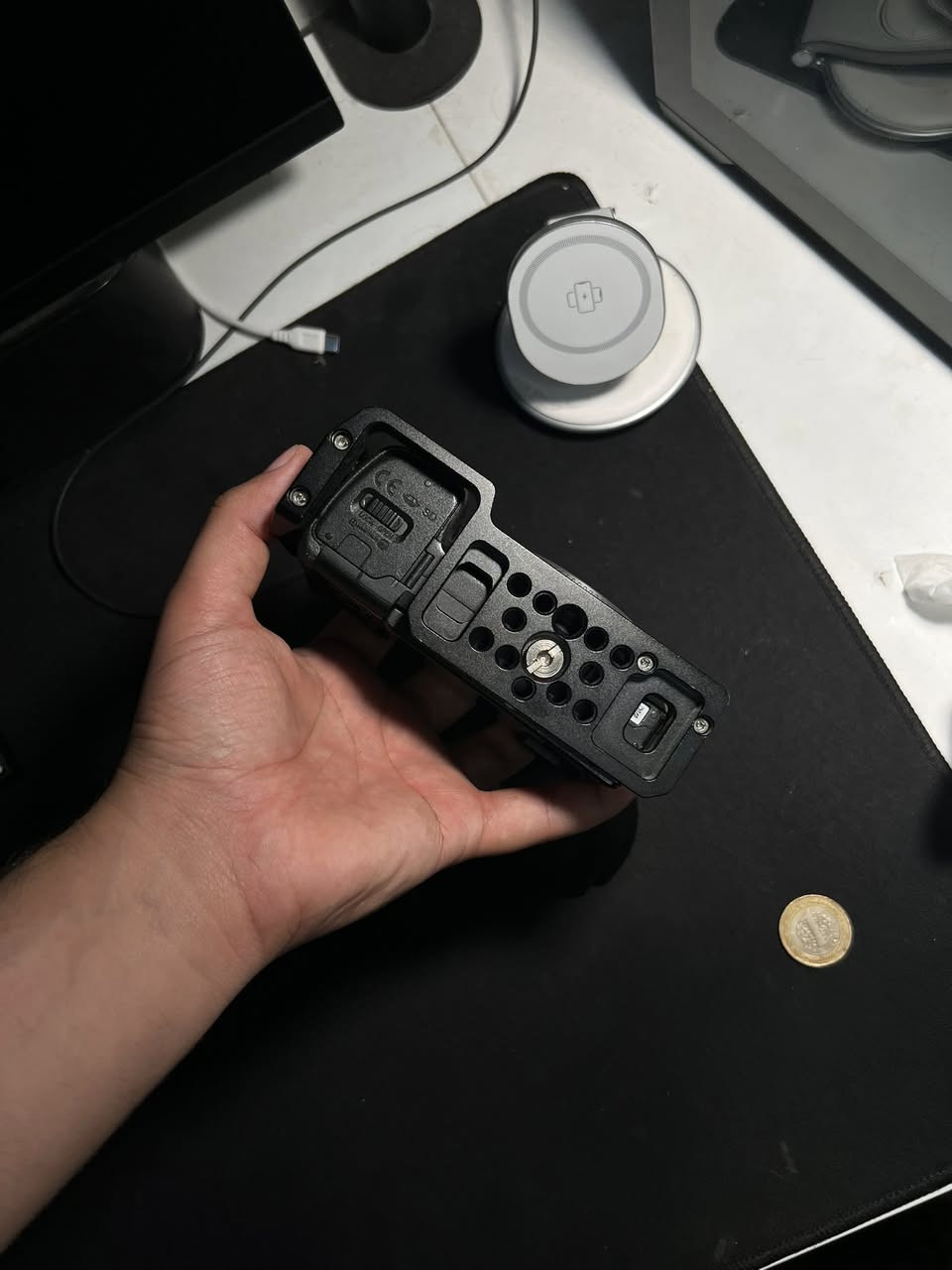 🛑 عرض بيع متكامل (Sony a6400) 🛑
للبيع كاميرا Sony a6400 بحالة ممتازة (نظافة 95%) مع كامل ملحقاتها الأصلية والكرتونة، بالإضافة إلى مجموعة من المعدات الاحترافية:
📸 محتويات العرض:
• جسم الكاميرا: Sony a6400 (نظافة عالية جداً).
• الحماية: كيج (Cage) حديد متين لحماية الكاميرا وتركيب الملحقات.
• الطاقة: 4 بطاريات للكامرة
• الشحن: 2 شاحن خارجي لبطاريات الكاميرا.
🖥️ قسم الشاشة والمراقبة:
• الشاشة: FEELWORLD F6 Plus (شاشة احترافية تدعم اللمس و 3D LUT).
• بطاريات الشاشة والإضاءة (عدد 3) من نوع NP-F:
1. فئة 6600 mAh.
2. فئة 4400 mAh.
3. فئة 2200 mAh.
• شواحن بطاريات الشاشة: 3 شواحن (2 مفرد + 1 مزدوج).
💰 السعر النهائي:
1,000,000 دينار عراقي (مليون)


**إذا كنت صاحب هذا الإعلان وتريد حذفه لأي سبب، رجاءا أرسل رسالة إلى الدعم الفني**