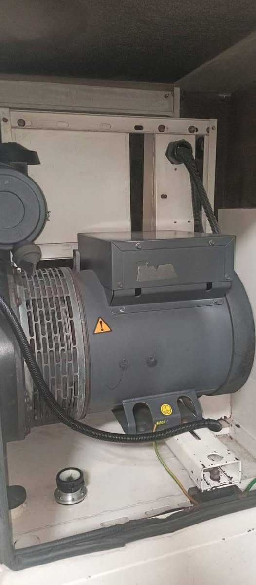 للبيع مولدة بركز انكليزي اصلي بحجم 50 kVA، جاهزة للعمل ومكفولة، تناسب اللي يدور على شيء نظيف وعملي. ما داخله تصليح ابداا 
​المواصفات والتفاصيل:
​السعة: 50 kVA.
150 امبير 
​الاستعمال: استعمال شيء بسيط جداً (شبه جديدة).
​الأداء: شغالة 100% وصوتها ناصي ومستقرة بالعمل. كاتم 80% 
​الضمان: المولدة على الضمان ومكفولة للمشتري للضمان والاطمئنان. ع الفحص تشتغل وتاخذها 
السعر للمهتم فقط 
*********** 
المكان حي السلام
