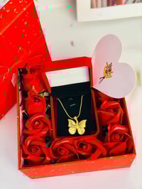 بوكس هدية • قلادة فراشة ذهبية • ورد أحمر