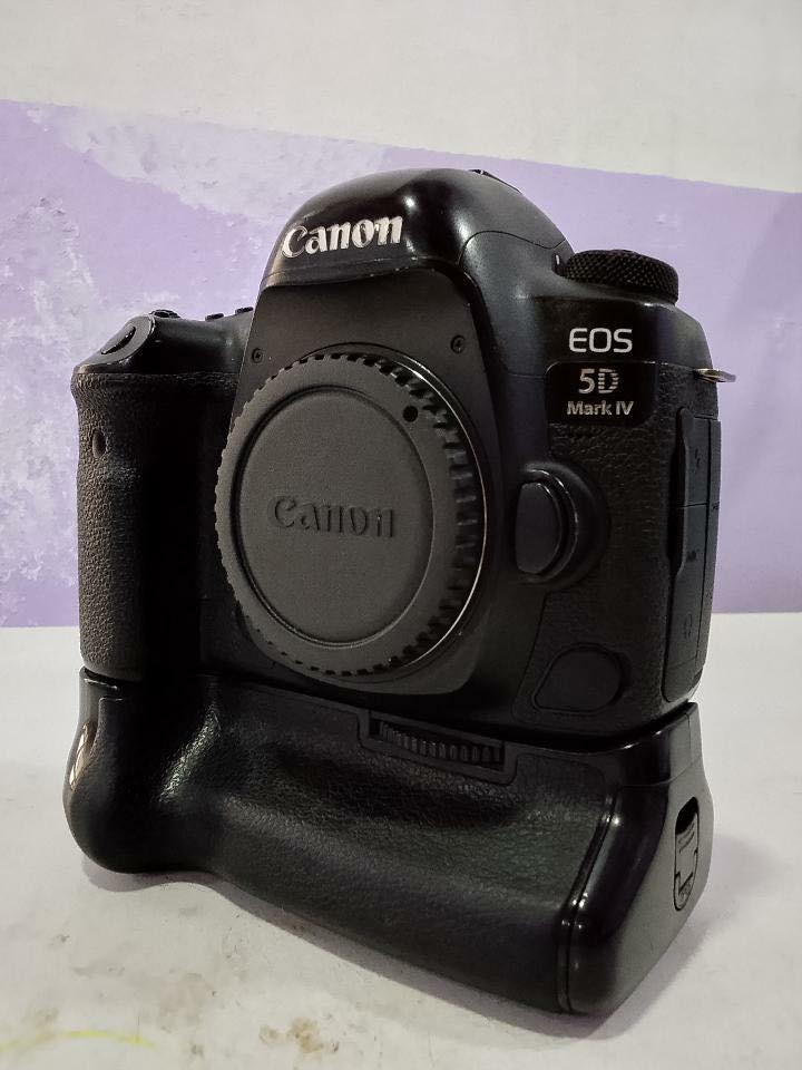 بدي كانون 5D مارك فور للبيع
ملحقاته 
بدي 
كرب 
بطارية 
شاحنه 
جنطة 
ملاحظة / الكامره بيه خط ازرق بالزاوية مايأثر لا على فيديو ولا على صوره 
مكاني بابل 
التوصيل مجاني 
للأستفسار والاتصال 
***********

