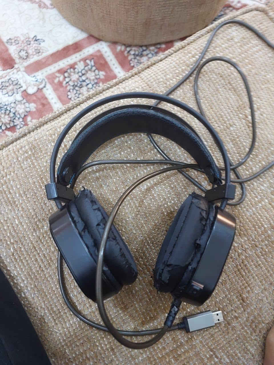 بلي 4 مستعمل قليل بي حساب وقرصين وبي يدات ثنين سعر250 واذا ويه سماعه 275 العنوان البصره ***********
