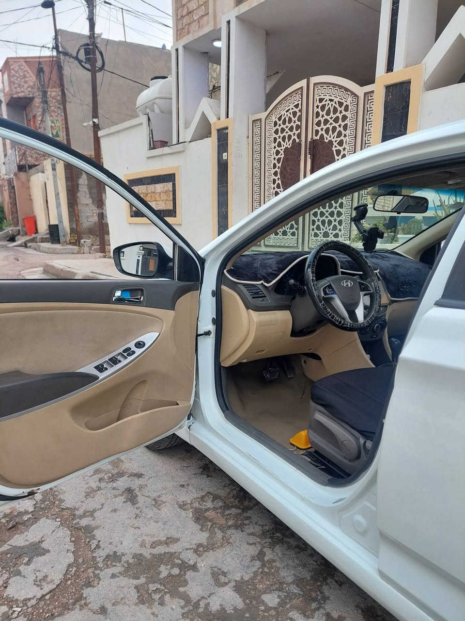 السلام عليكم اخوان 
اكسنت للبيع اسيارة خليجي فول بلو اعلة مواصفات فتحة سقف السيارة موديل 2014 السيارة خير من الله منضومة تبريد جديدة مكينة 1.6 كير شرط خير من الله السيارة كاملة مكملة بس تركب وتطلع والسيارة رقم بغداد انكليزي باسمي سنوية 30 تحويل ثاني يوم السيارة ضربة قوية ما بيهة مجرد بيهة طخطخات مكاني فلوجة السعر 95 وبيهة مجال رقم ***********
