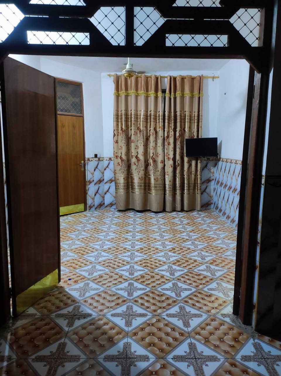 سلام عليكم بيت بحي السلام الثاني ركن كامل مواصفات على شارع العام المضيف 7في4الصاله 3في4 الهول 9في4 غرفتين نوم 5في 4 الاستفسار على هذا الرقم***********👍
