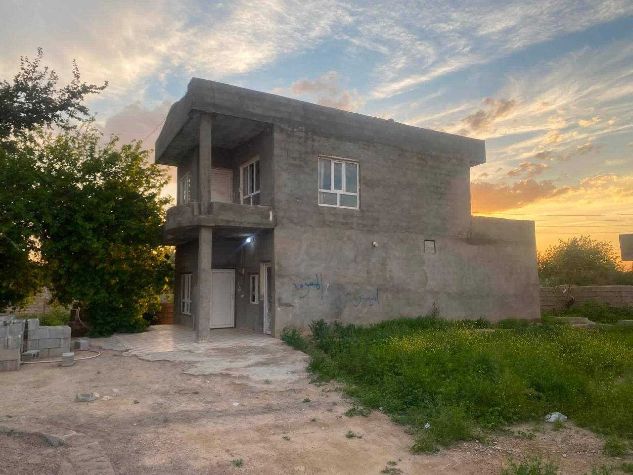 السلام عليكم 
السلام عليكم  بيت طابو  للبيع مساحة البناء 120 بناءجديد دواخل فول   ماء كهرباء شارع تبليط بعد 5 متر  منطقه عويجيله  قريب عل سيطره 14  السعر ٣٥مليون 
***********
***********
