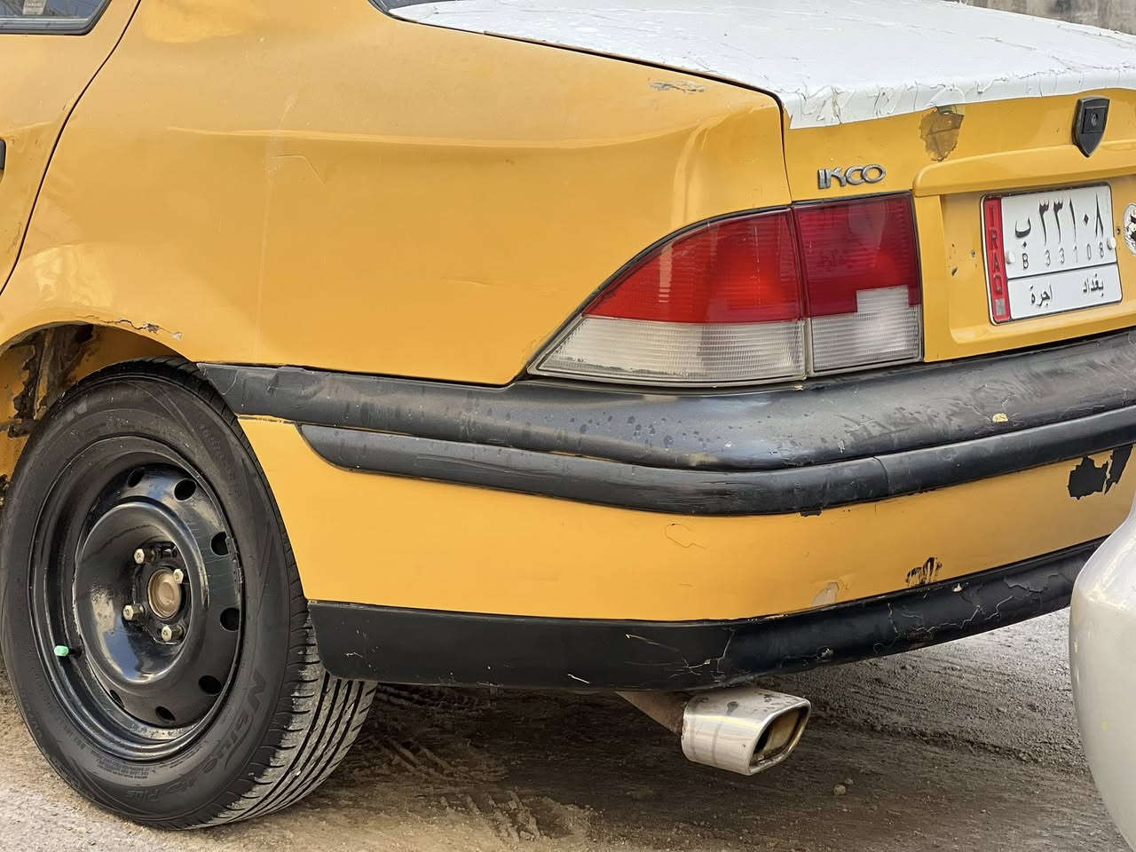 السلام عليكم اخوان سمند 2011 السياره مصفره هيئه تخم تاير كوري جديد منضومة زنون تبريد جديد باتري جديد الياخذها احوله رقم انكليزي واجددله سنويه مباشر  ونسويتها الحالية لل٢٧ السياره بيها ملاحظة بسيطه محرك كايم قبل يومين وعفتها ع وضعها … رايدها ب٢٧ ورقه 
السيارة نظيفة ورزنه وبالعافيه على الياخذها مكانها كربلاء 
الاتصال على الرقم ***********
