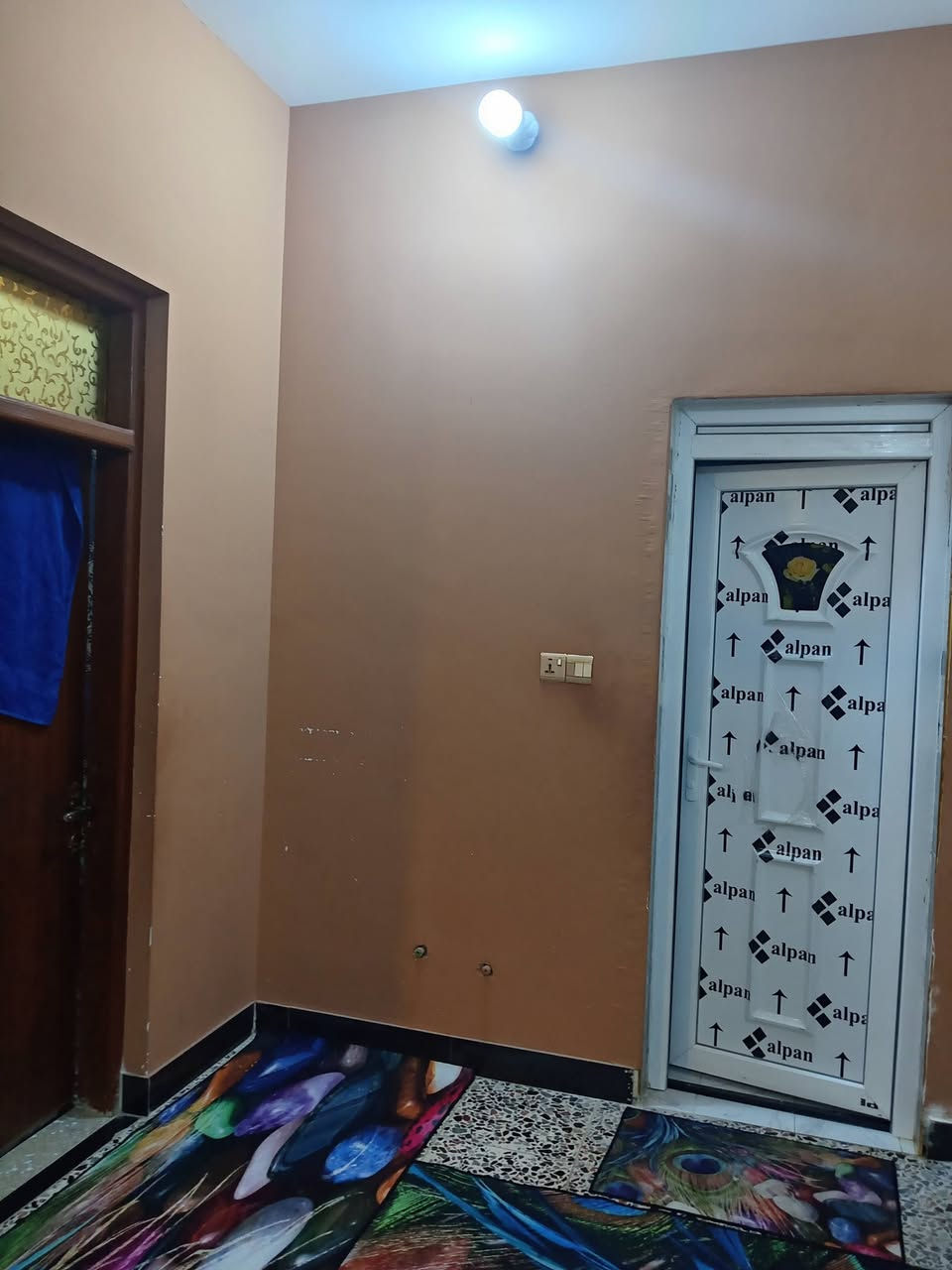 #اللهم صلِّ على محمد وآل محمد 
#بيت للبيع المساحة 200 متر زراعي سند 25 
طابقين الاول غرفه نوم 5×4 صاله ٧ونص ×5 استقبال 6×4 مطبخ 4×5 
صاله صغيره 2ونص ×2ونص صحيات 2ونص ×2ونص مع طارمه خارجيه مع صحيات خارجية 
 ممر جانبي وخلفي ع طول البيت بناء طابوق شغل حديث درجه اولى ارضيه كاشي  
درج فر دائري  مرمر 
طابق ثاني صاله نفس القياس مع غرفتين نوم سويت كامل مع سطح ودرج خارجي وسطح وستاره  فوك البيت برج انترنت 
 البيت كامل من كل شي المكان خلف معرض الزعيم قرب محطه الحاج حمزه دعيل ويوجد شارع خاص بي مع ابي ماء اساله   للاستفسار الاتصال ***********
