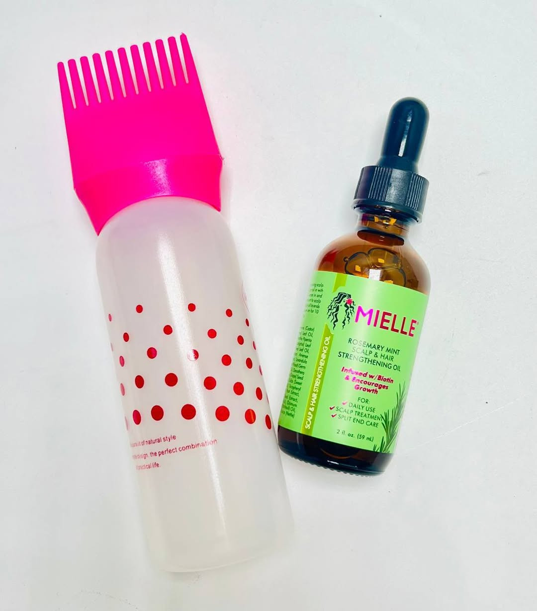 💚 ✨ زيت إكليل الجبل مع جهاز ديرما رولر✨💚
💚✨  سيروم منع تساقط الشعر ويحفز على نمو الشعر الأصلي .
💚✨ يعيد الصحة والحيوية للشعر الباهت .
💚✨ يمنح الشعر اللمعان والتغذية
💚✨ يحتوي على اهم المواد المغذية .
💚✨ زيت اكليل الجبل ، زيت اللوز الحلو زيت اللافندر الالوفيرا ، فيتامين C ، بايوتين .

💚✨ مع ديرما رولر للعناية بالشعر ✨💚
 #Derma_roller_system   

💚✨ تكثيف الشعر وتقوية الدورة الدموية في فروة الرأس اوايضا لحية
💚✨كما يعمل على تحفيز إعادة نمو الشعر والتقليل من تساقطه
💚✨ يحفز إنتاج الهرمونات التي تساعد على تقوية بصيلات الشعر وانتاج بصيلات شعر جديد


**إذا كنت صاحب هذا الإعلان وتريد حذفه لأي سبب، رجاءا أرسل رسالة إلى الدعم الفني**