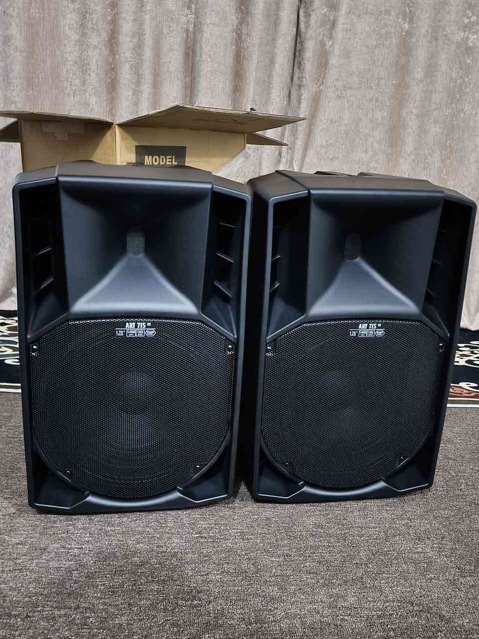 السلام عليكم خدام الحسين زوجين للبيع جديد سماعات RCF 715 سعر الزوج 450 الف مكفولات للاستفسار ***********
