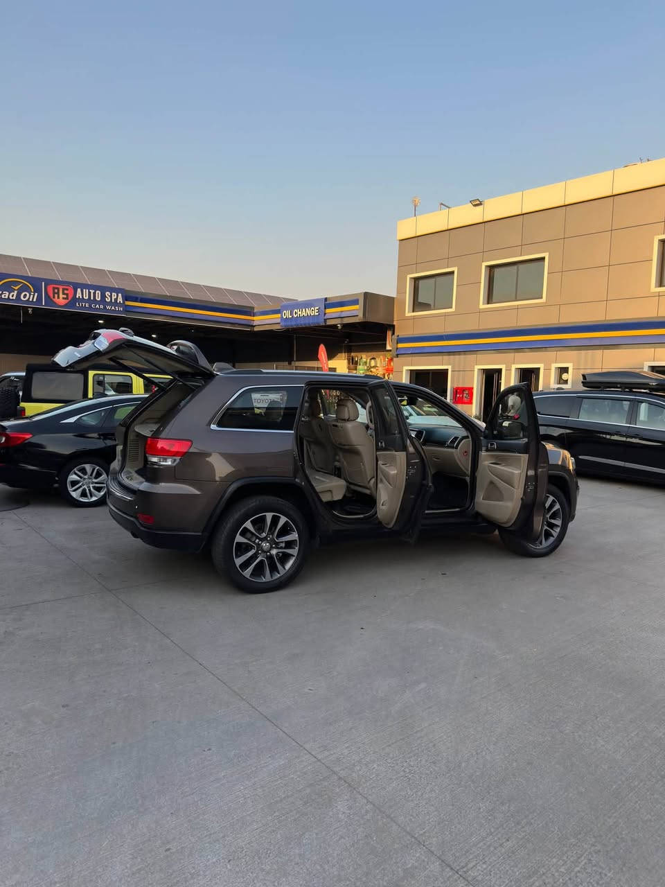 جيب گراند شيروكي 2018 (خليجي وكالة هارلم)
فول مواصفات 4x4 Limited Plus 

دفع رباعي ، بانوراما ، 3 شاشات ، كشنات تبريد و تدفئة ، حساسات امامي و خلفي ، شاشة كار بلي

كفالة عامة بدون حادث بدون صبغ بدون تبديل
حتى الدعاميات بشرط ماشية قليل 59 مايل
سيارة جديدة كلش و متصرف دينار عليهة

كلشي بيهه بشرط كير ومحرك وكهربائيات وصدر بدون نقص برغي

رقم وسنوية وهزة جديدة بأسمي 
مكاني اربيل 
السعر ( 249 ورقة ) وبيهه مجال للشراي

***********
***********
