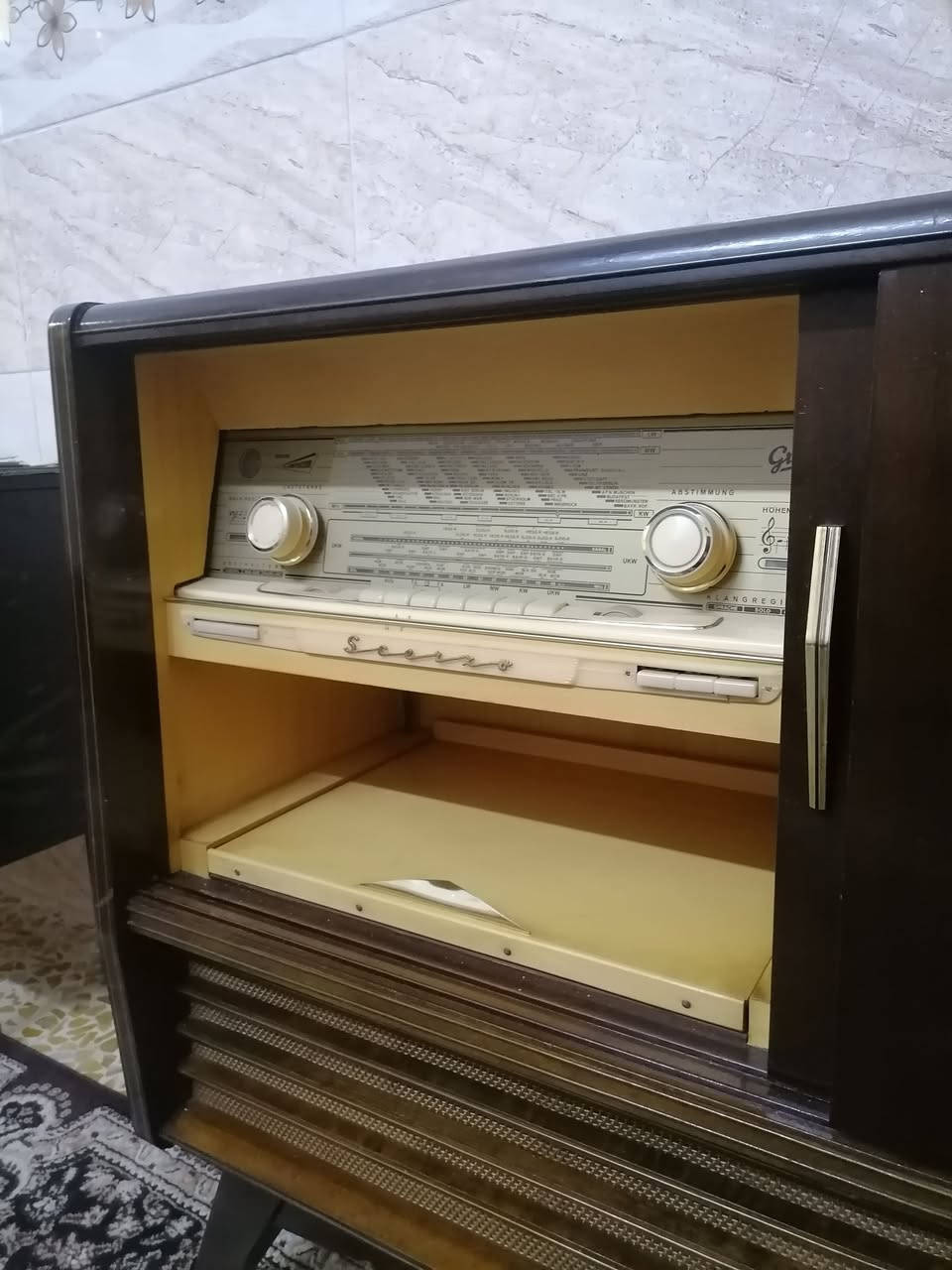 السلام عليكم ورحمة الله وبركاته جبنالكم تحفه فنيه من اندر النوادر راديو الماني صالون لمبات راديو وا كرام النظافه جدن عاليه شرط الشغل شرط النظافه كامل ما بي أي نقص او عيب للبيع السعر خاص مكان موصل يوجد توصيل كافه محافظة العراق وهذا رقمي *********** موجود واتساب علا هذا الرقم
