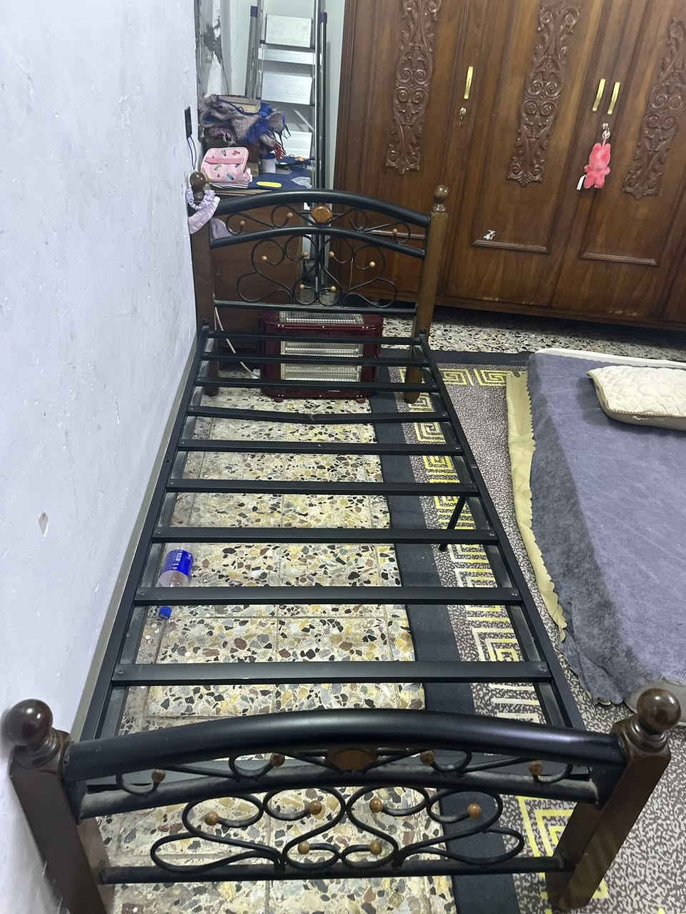 سلام وعليكم مجموعه غراض منزليه كنتور صاج نضيف اربع بيبان مثل ما واضح بصوره و٣ جرابي وحده حديد وثنين تركي وميز طعام زجاج يشمل اربع كراسي نضيفات كل اسعارهن بل خاص متواجد فيس وواتساب وهاذ رقمي ***********
