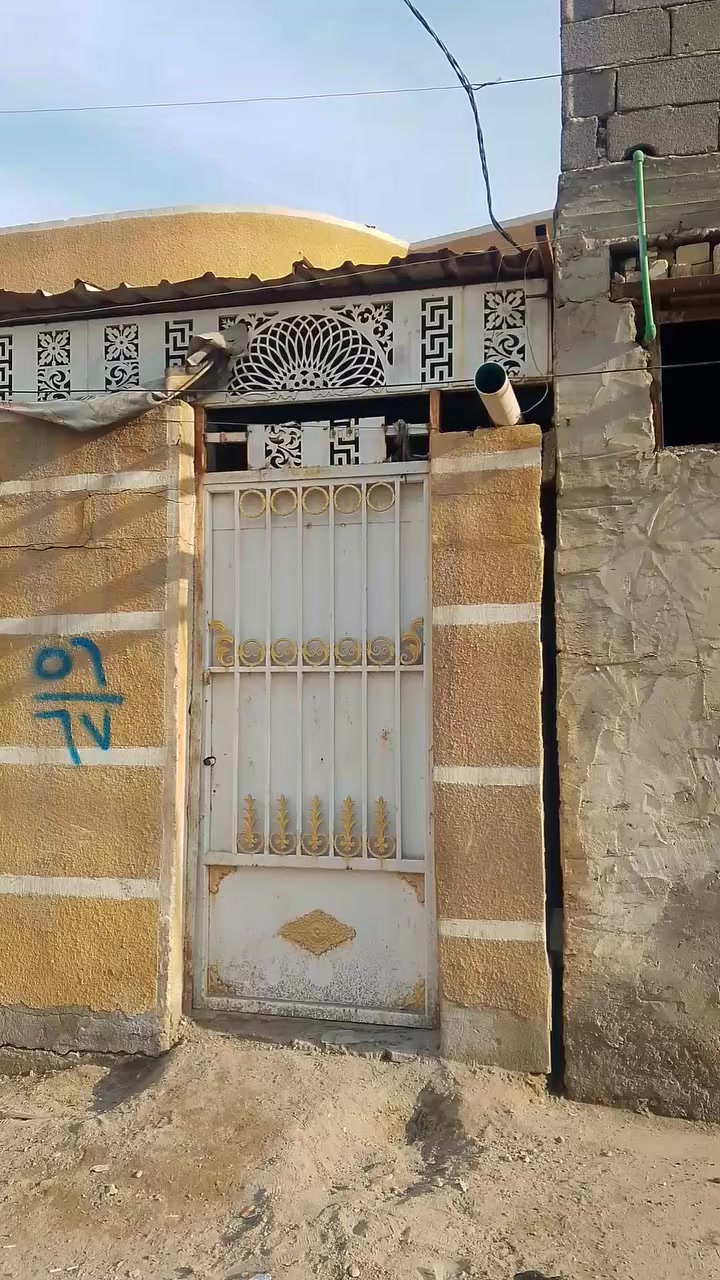 للبيع 140متر ثاني بيت عالشارع التصوير قديم هسه تبليط ومي ومجاري ثاني السوك ثاني بل حمديه *********** حته ذا مرواس واني انطي فرق
