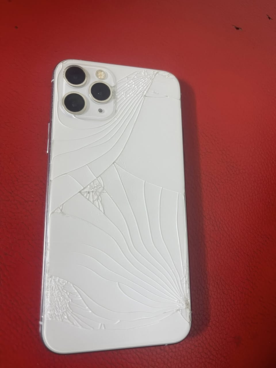 السلام عليكم
ايفون ١١ برو فقط 
ذاكره ٢٥٦ 
مبدل شاشه اصليه بشرط وضهر مكسور 
السعر ١٩٠ 
***********
