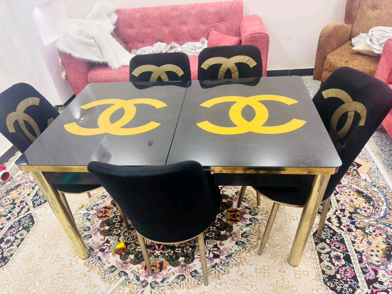 للبيع التخم سعره ٣٥٠ والميز سعرة ١٥٠
