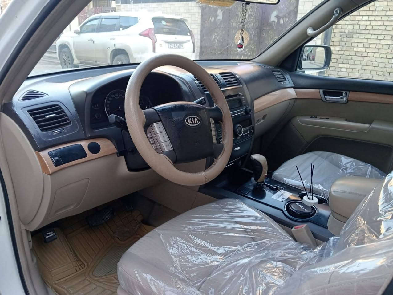 كيا مهافي ٢٠١١ رقم بغداد بأسمي مكفولة كفالة عامة حتى الدعاميات بلادية ماشية ١٥٠ سيارة جديدة كلهه على وضع الشركة  تبريد ثلج تخم تاير فتحة سقف تحكمات حساسات خلفية السعر ١٣٥ قفل عنوان بغداد للاتصال ***********
