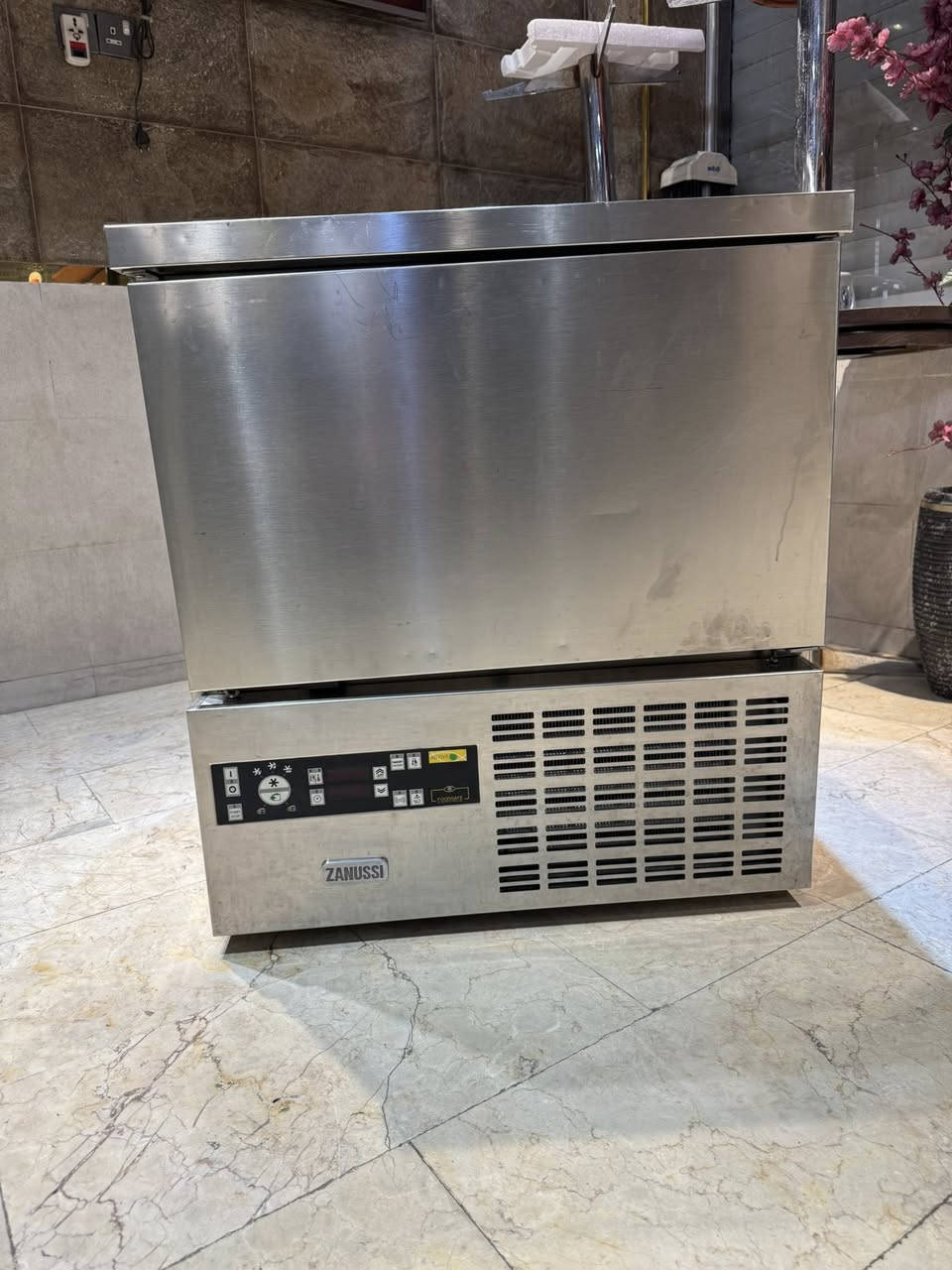 سلام عليكم
صاعق ماركه ZANUSSI
ايطالي للبيع عدد بلانك كبير 4 نضيف جدا 
***********
