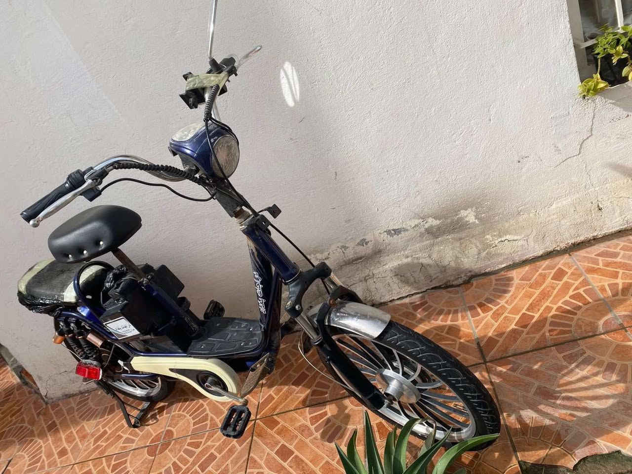 باسكل شحن للبيع بعده نضيف مبدل بطاريات مصالي هواي أربع نمر كامل مكمل أربع بطاريات شرط الفحص سعره 100 ***********
