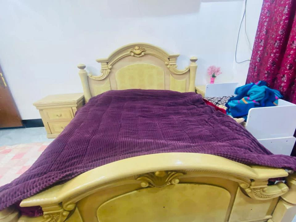 من رخصه الادمن الكروب . السلام عليكم ورحمه الله وبركاته غرفه أخشاب متكونه من 5 قطع الخشبها ماليزي السعر مناسب 150 وبيها مجال 
الرقم : ***********
بي واتساب
