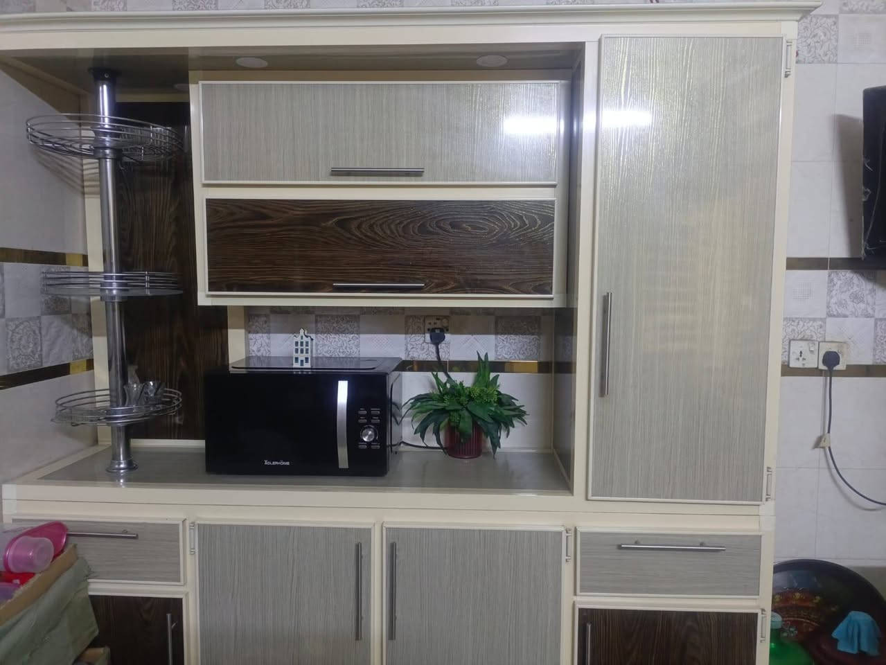 سلام عليكم كاونتر المنيوم ابو السلة نضيف مستخدم قليل مترين في مترين والسنك مرمر مترونص اسعر ٣٠٠الف قفل/***********
