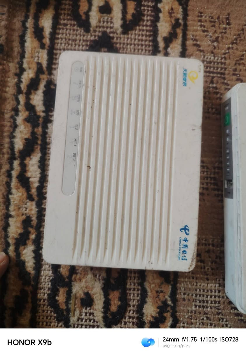 سلام عليكم للبيع  راوترات 2  ونانو  و يو بي إس. وجهاز ظوئي نظيفات وشغالات كاملات حت  شواحن وياهم  سعر 200 الف قفل كلهم شلعه  ***********
