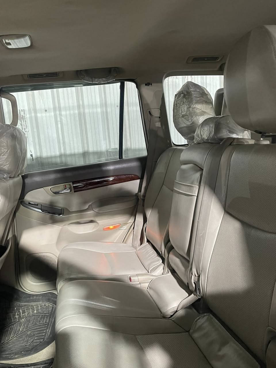 برادو ٢٠٠٧ 
فول مواصفات محرك ٦ سلندر 
مصبوغة حزام 
باسمي رقم بغداد انكليزي جديد هزه جديدة 
سياره محرك وكير وصدر وتاير وباتري كله خير من الله 
والشراي يدلل بسعر ١٥٠ ورقة وبيها مجال 
مكان السيارة المنصور بغداد
تلفون *********** بي وتساب
